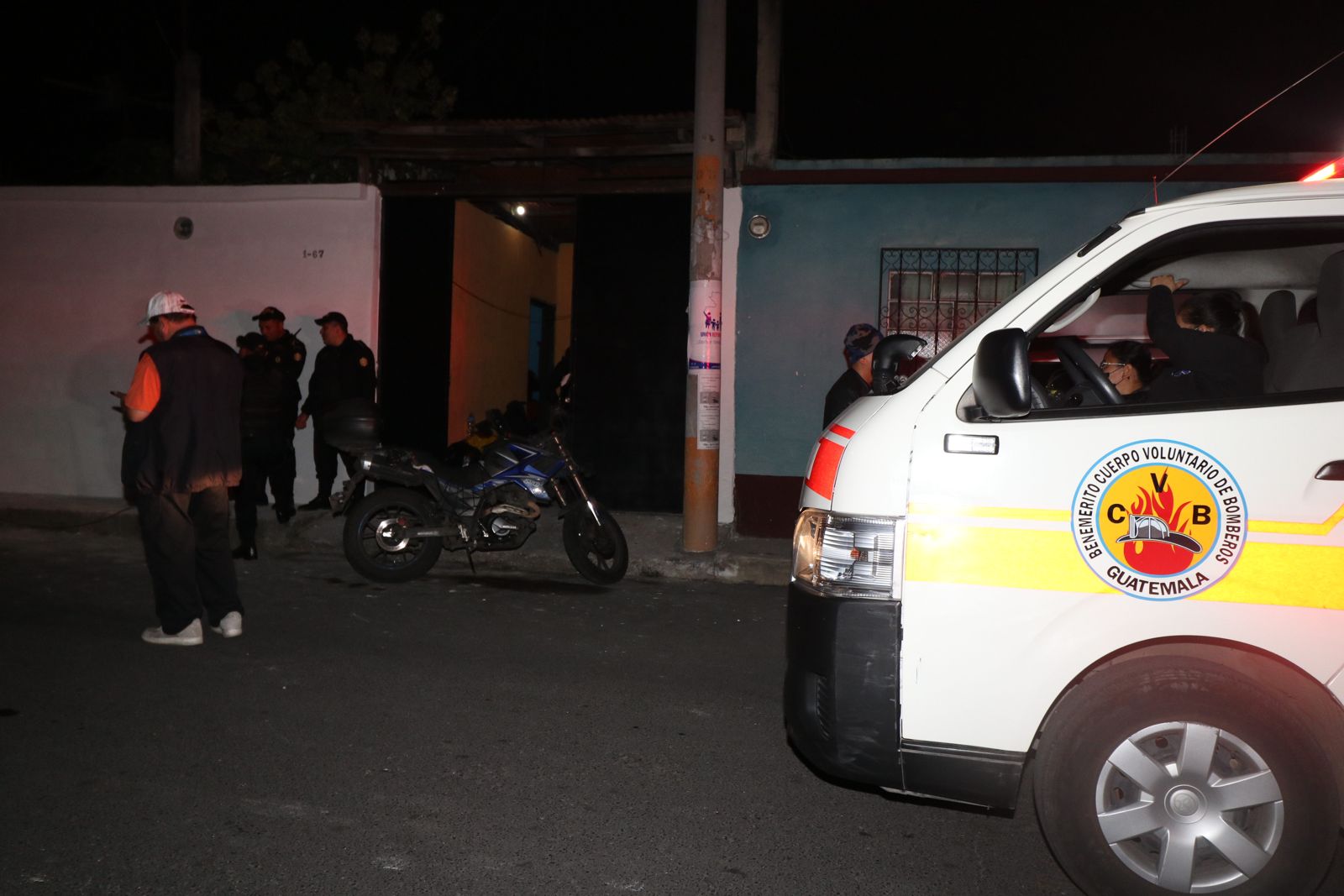 Los socorristas constataron que la pareja había fallecido en el interior de una vivienda en la zona 5 de Villa Nueva. (Foto Prensa Libre: Bomberos Voluntarios) 