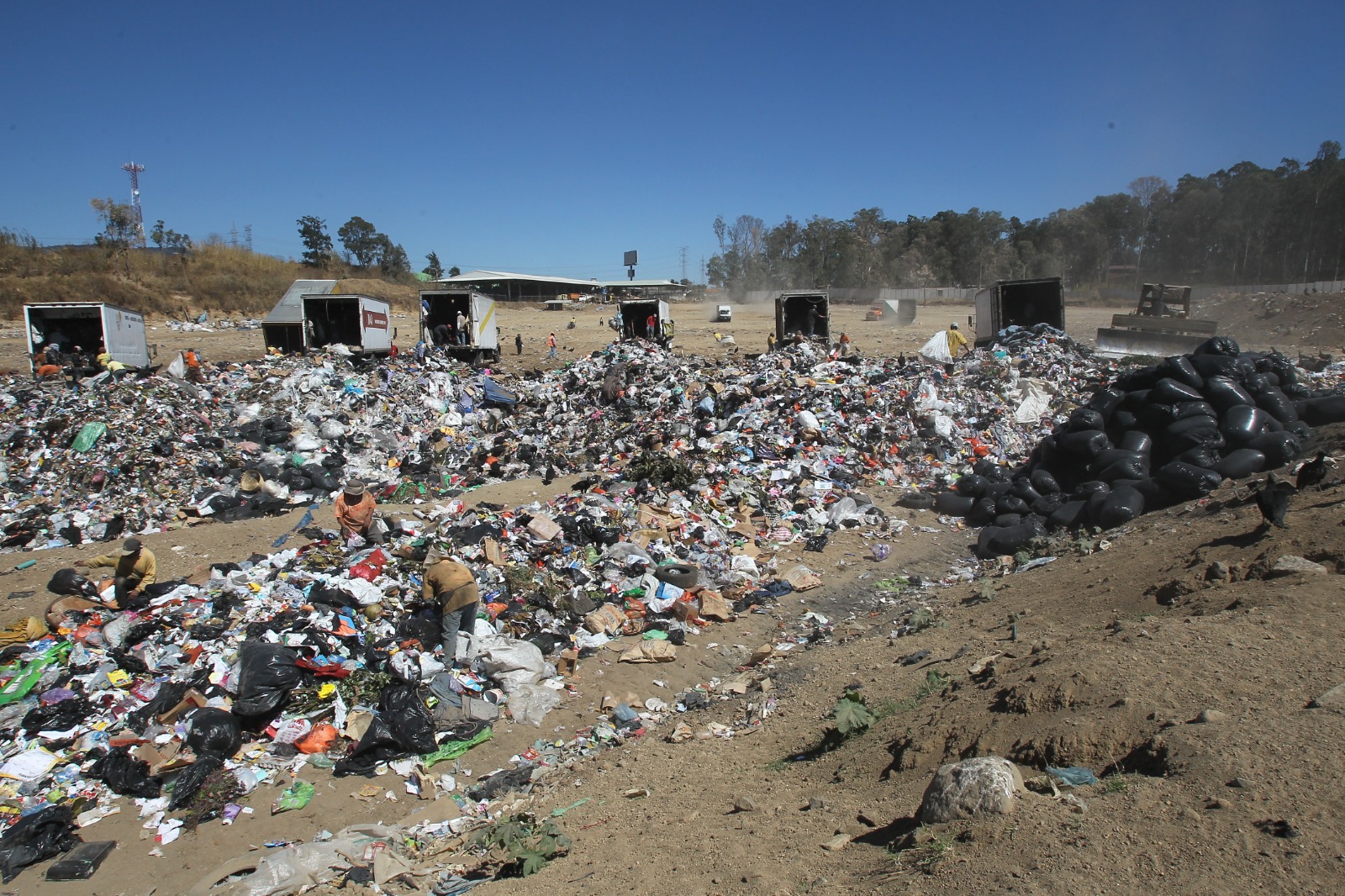 El Ministerio de Ambiente informó las acciones previo al cierre del relleno sanitario en el kilómetro 22 de la ruta al Pacífico. (Foto Prensa Libre: Álvaro Interiano)