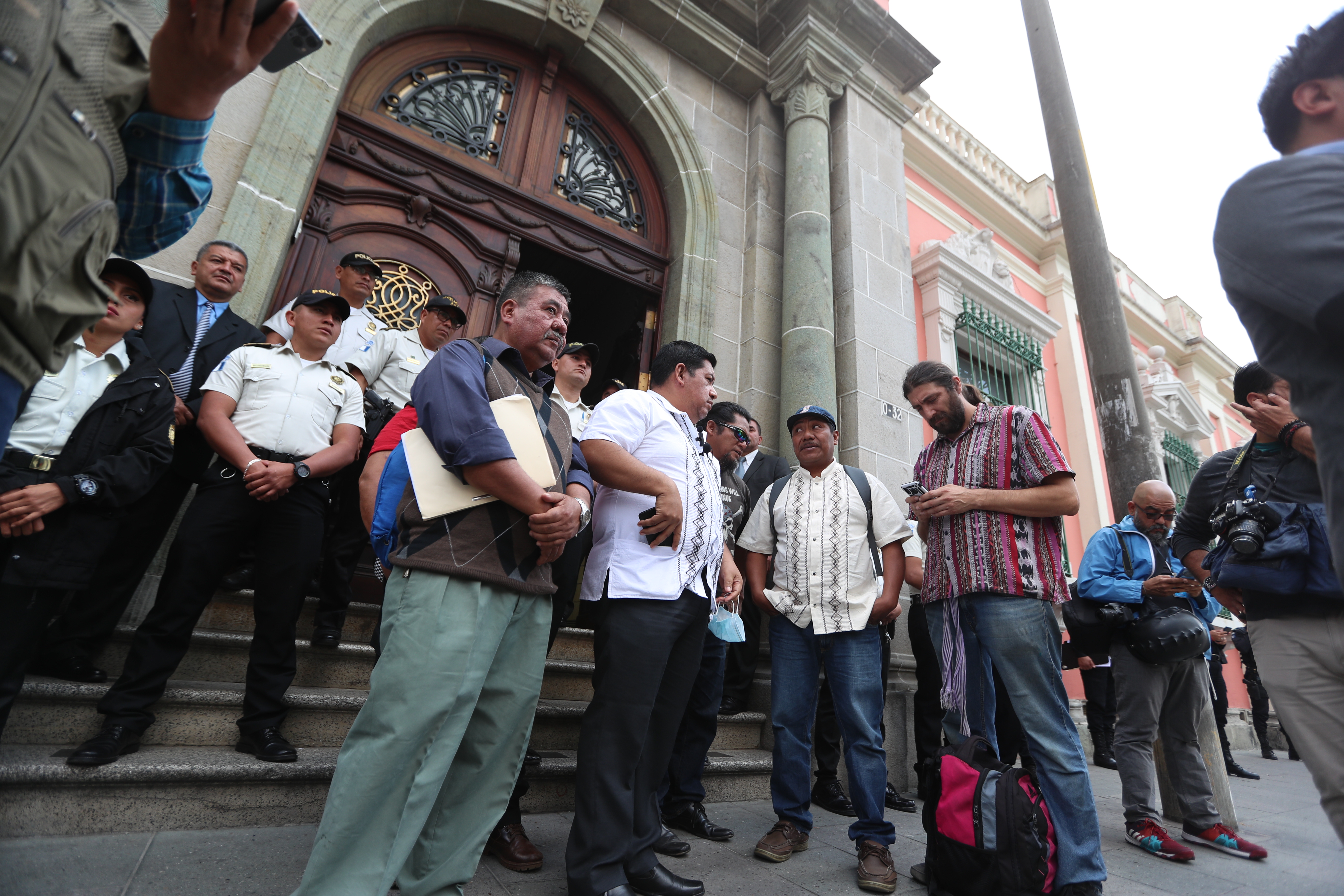 Organizaciones sociales entregaron sus peticiones en la sede central del TSE. Fotografía: Prensa Libre (Juan Diego González). 