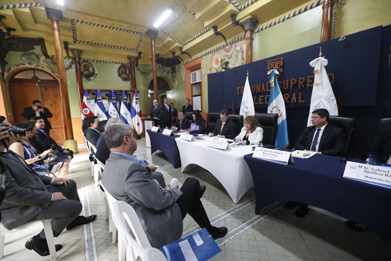 Los magistrados del TSE firmaron un convenio con el Cacif, el cual está relacionado con la observación electoral. (Foto Prensa Libre: María José Bonilla)