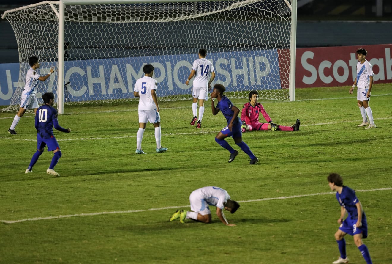 El polémico festejo de Figueroa, después de marcar el segundo gol de Estados Unidos. (Foto Prensa Libre: Esbin García)