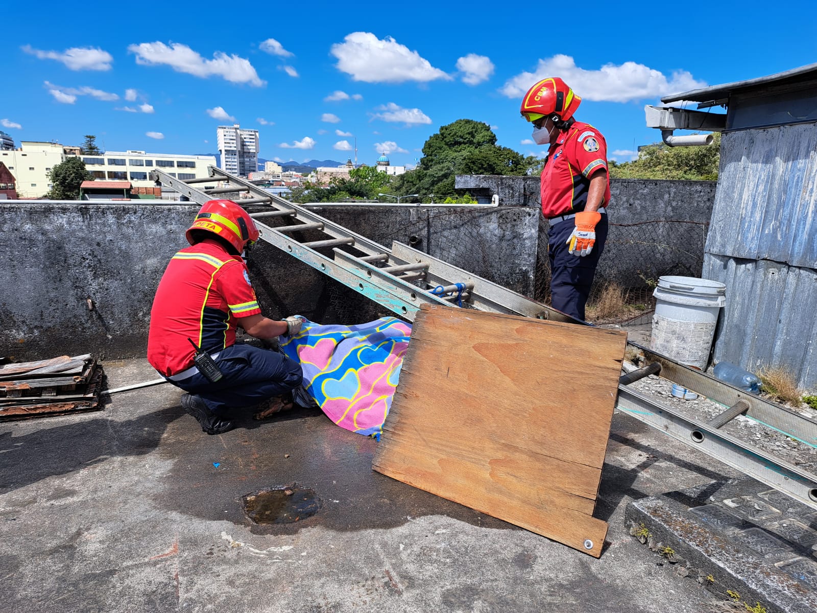 Dos hombres entre 40 y 50 años murieron al recibir una descarga eléctrica, informaron socorristas. (Foto Prensa Libre: Bomberos Municipales)