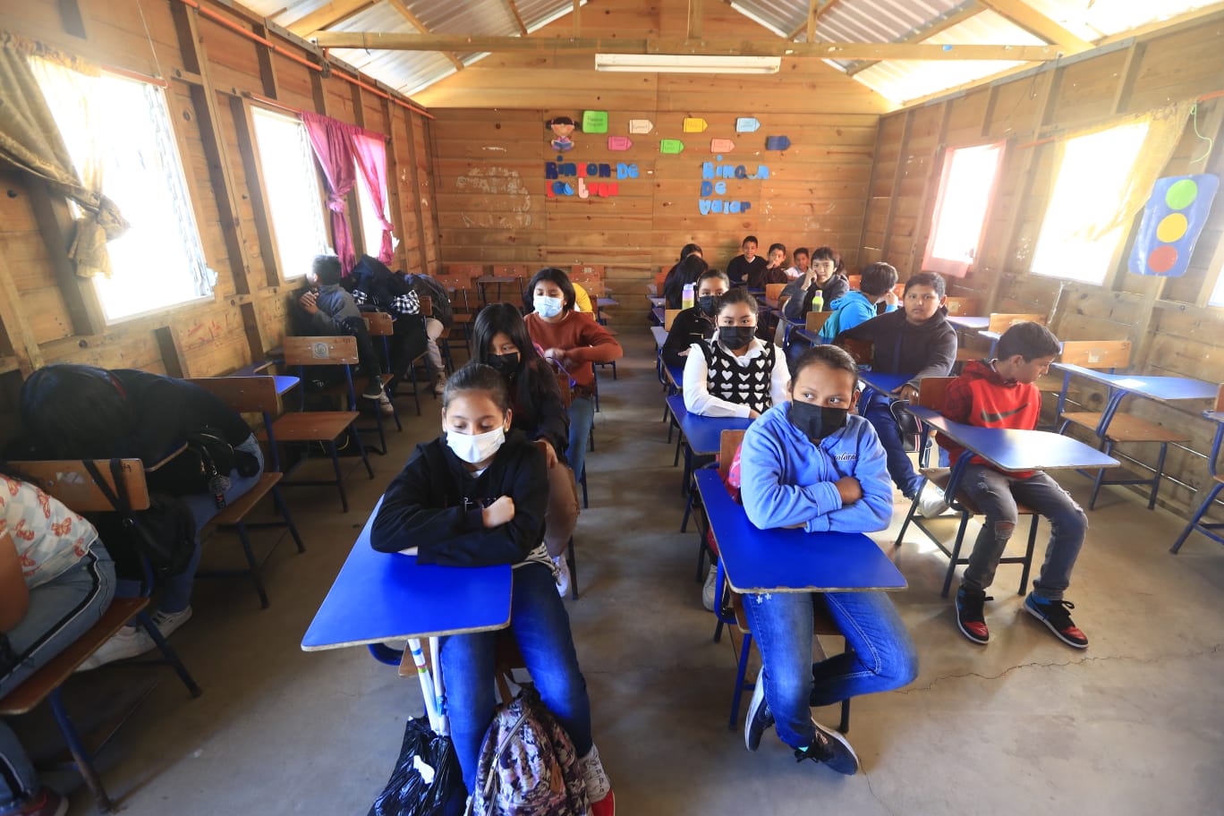  Ante el problema de drenajes y falta de agua potable, durante el primer día de clases los alumnos solo asistieron 10 minutos a la Escuela Urbana Mixta de la colonia Jerusalén en Ciudad Peronia, Villa Nueva. (Foto Prensa Libre: María José Bonilla)