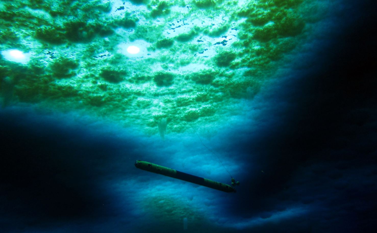 El robot Icefin trabajando bajo el hielo marino durante una sesión de práctica cerca de la estación McMurdo en la Antártida. (Icefin/NASA PSTAR RISE UP/Schmidt/Lawrence vía The New York Times).