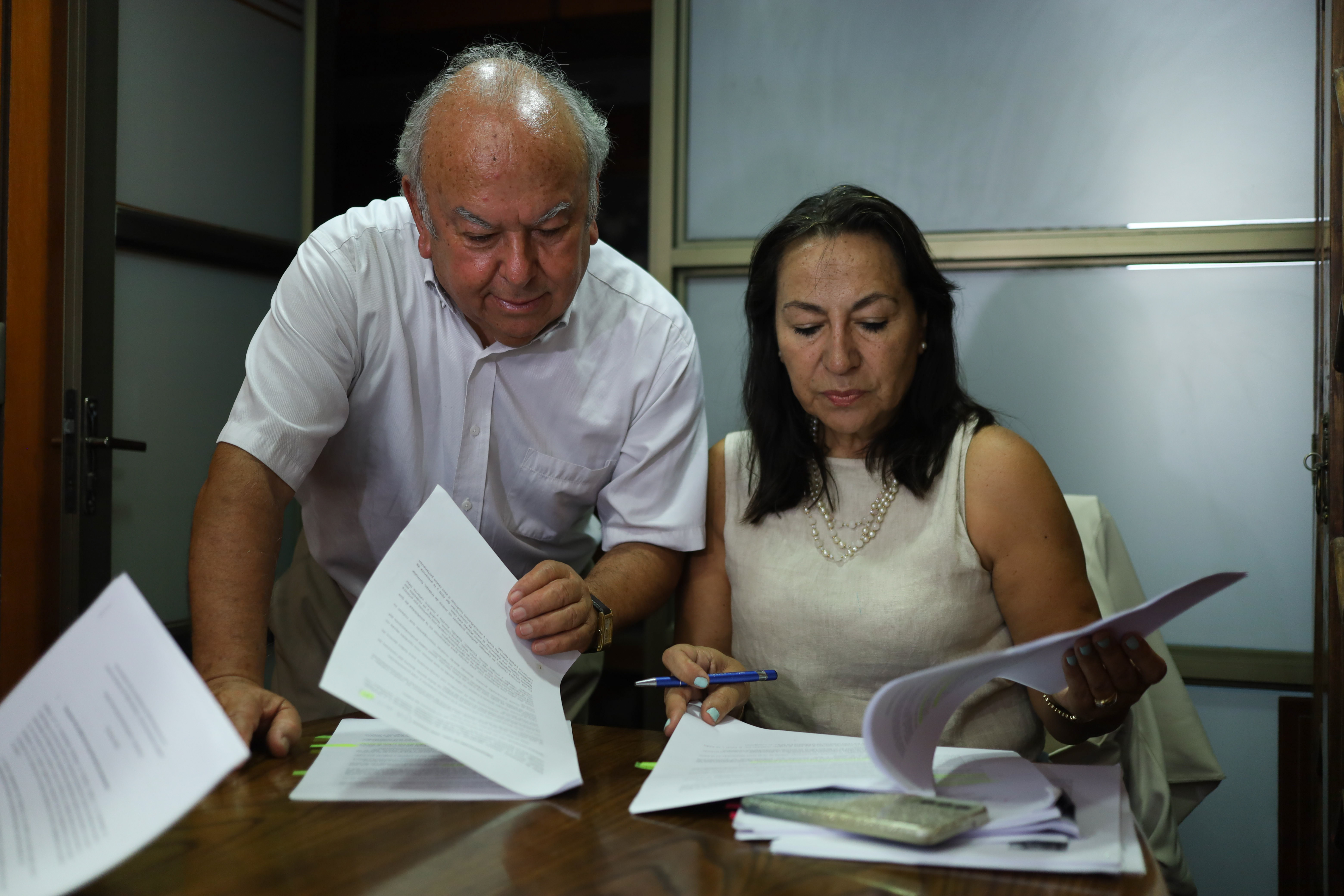 Rodolfo Reyes, abogado y sobrino de Pablo Neruda, junto a Elizabeth Flores, abogada en caso Neruda 