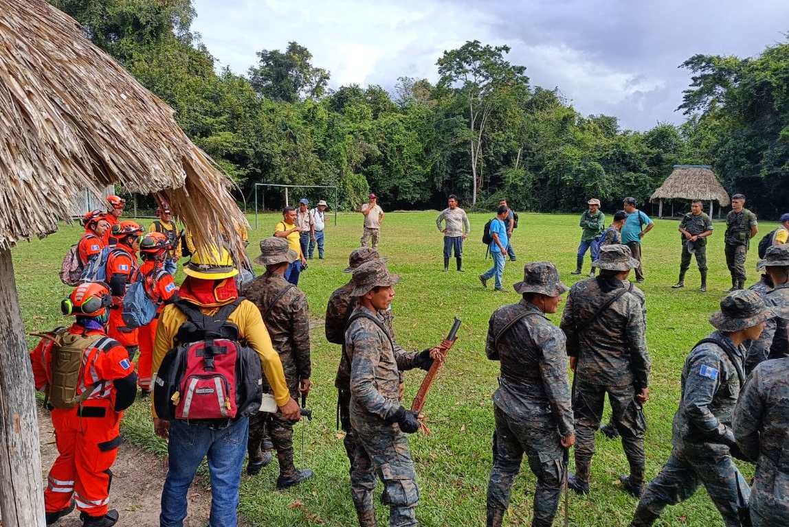 Autoridades, socorristas y voluntarios preparan la búsqueda del turista Raymond Vincent Ashcraft, de Estados Unidos, quien desapareció en Tikal el 3 de febrero. (Foto Prensa Libre: Conred)