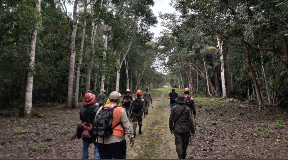 Soldados apoyan en tareas de búsqueda de turista. (Foto: Ejército de Guatemala)