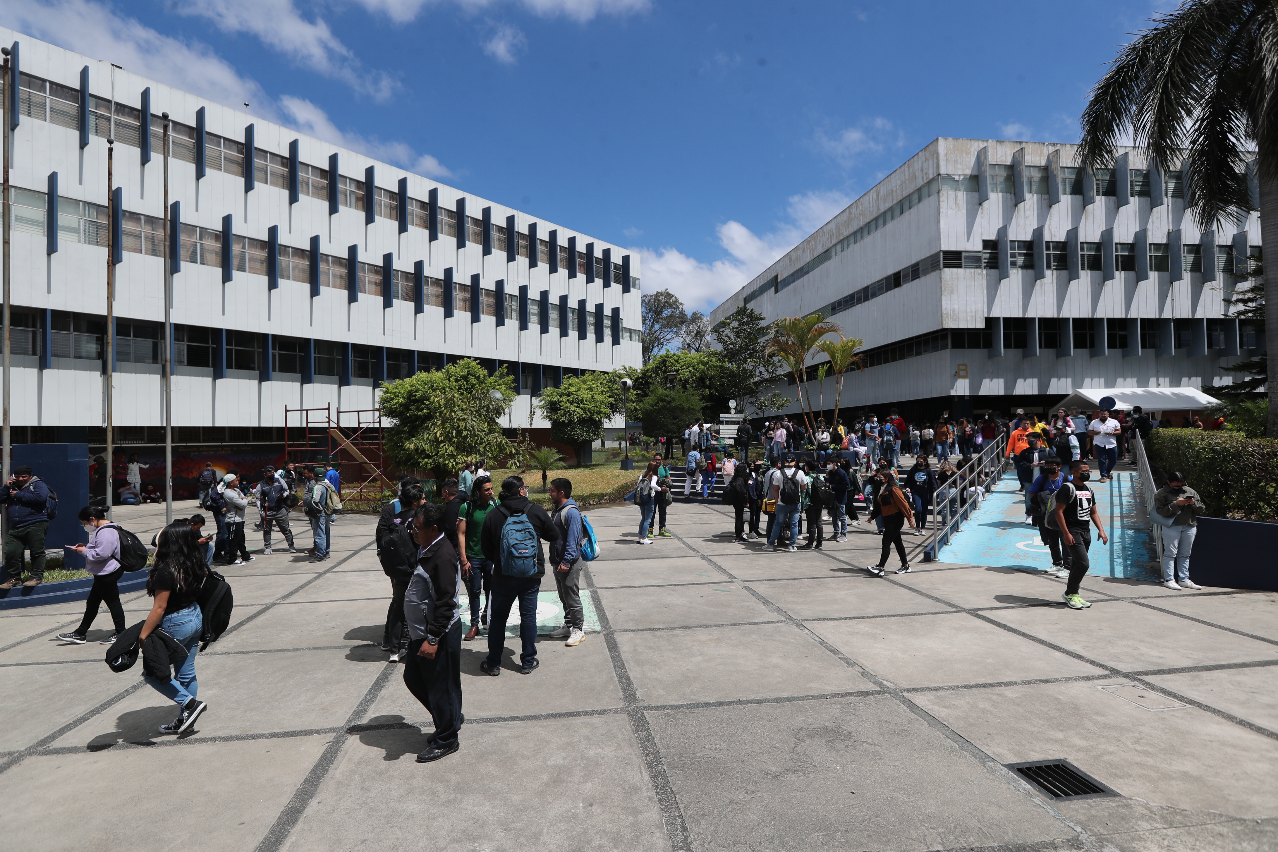 Los estudiantes de Medicina de la Usac vuelven a las instalaciones del CUM. (Foto Prensa Libre: Elmer Vargas)