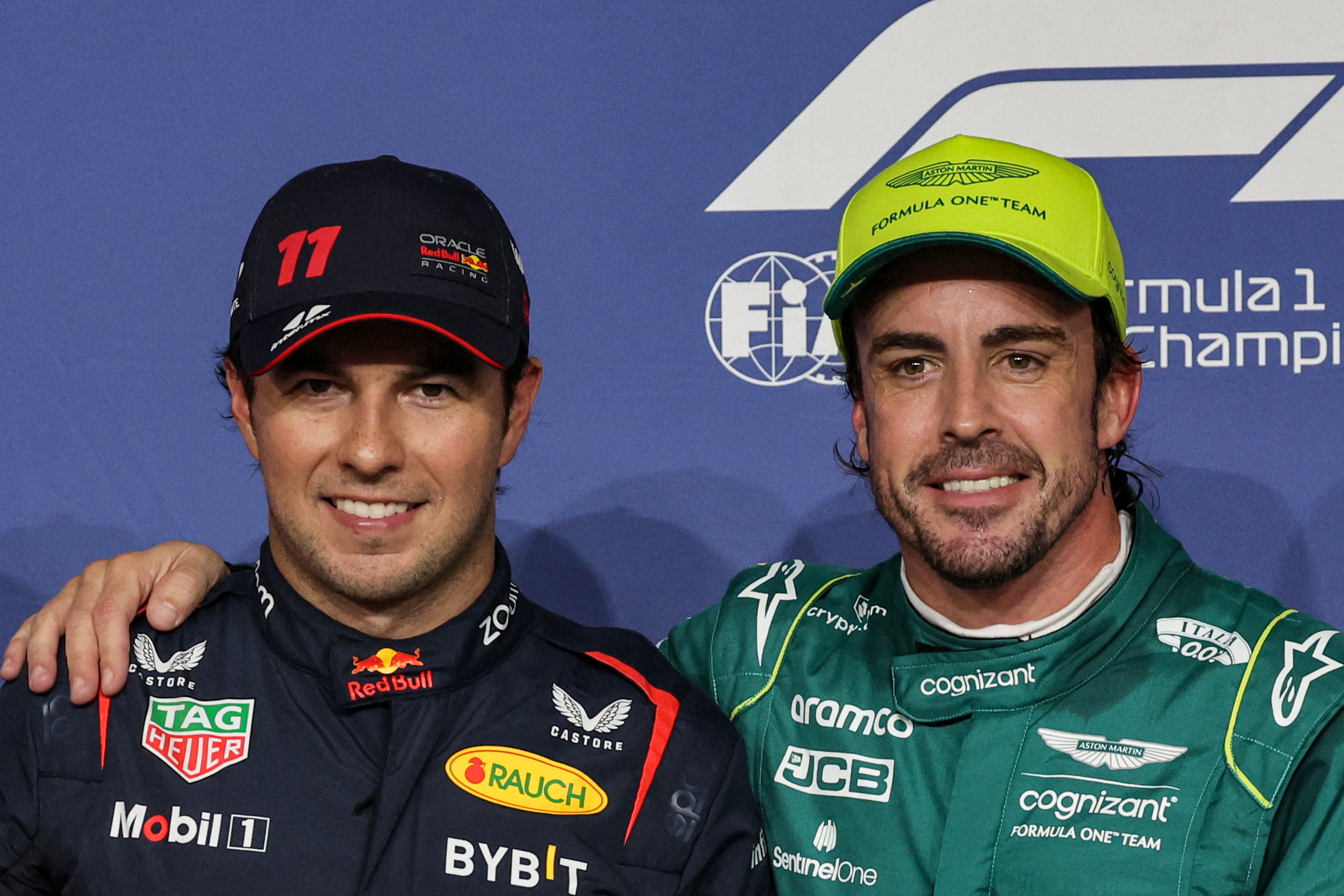 El piloto mexicano del ganador de la pole position Red Bull Racing, Sergio Pérez (i.) y el piloto español del tercer clasificado de Aston Martin, Fernando Alonso. Foto Prensa Libre (AFP)