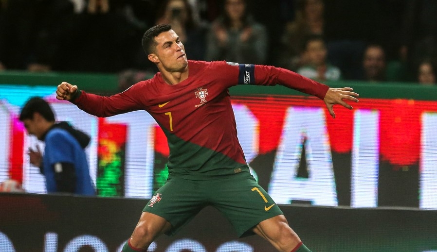 Cristiano celebra su doblete en el partido de hoy de las eliminatorias rumbo a la Euro 2024. Foto Prensa Libre (AFP)