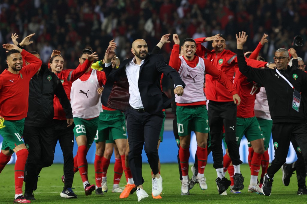 El entrenador de Marruecos, Walid Regragui (C), y sus jugadores saludan a los aficionados después del partido amistoso de fútbol entre Marruecos y Brasil en el estadio Ibn Batouta en Tánger el 26 de marzo de 2023. Foto Prensa Libre (AFP)