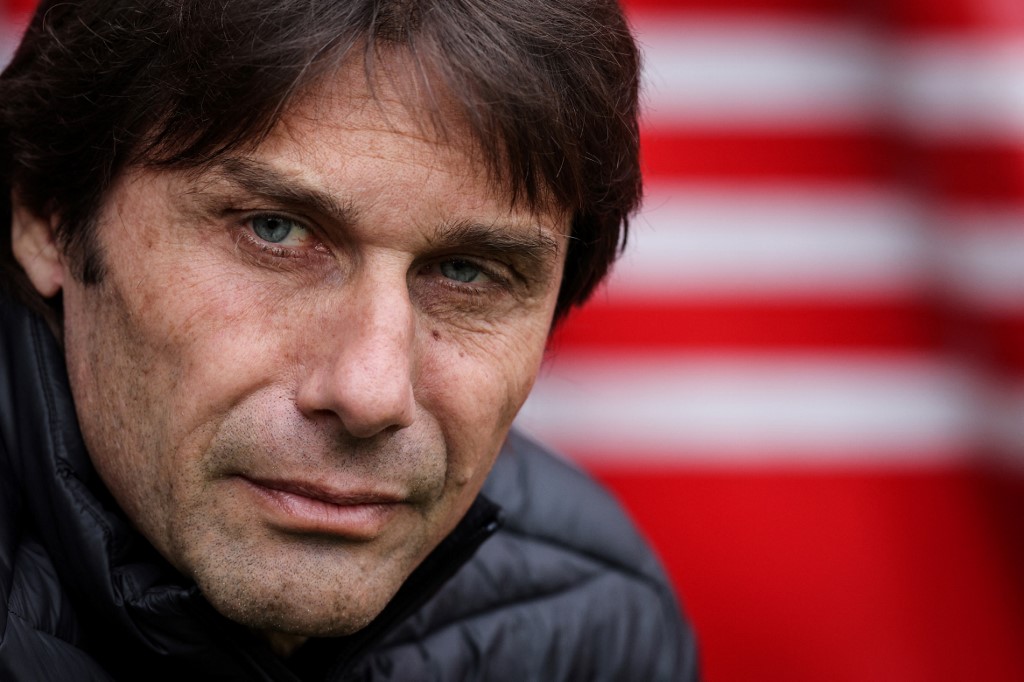 (ARCHIVOS) El entrenador en jefe italiano del Tottenham Hotspur, Antonio Conte, reacciona durante el partido de fútbol de la Premier League inglesa entre el Southampton y el Tottenham Hotspur en el St Mary's Stadium de Southampton, al sur de Inglaterra, el 18 de marzo de 2023. - El gerente Antonio Conte ha dejado el Tottenham "por consentimiento mutuo", anunció el club de la Premier League el El italiano, que se hizo cargo en noviembre de 2021, se lanzó a una diatriba sobre el club antes del descanso internacional después de un empate 3-3 en Southampton. Conte se va con los Spurs cuarto en la tabla de la Premier League. Foto Prensa Libre (AFP)