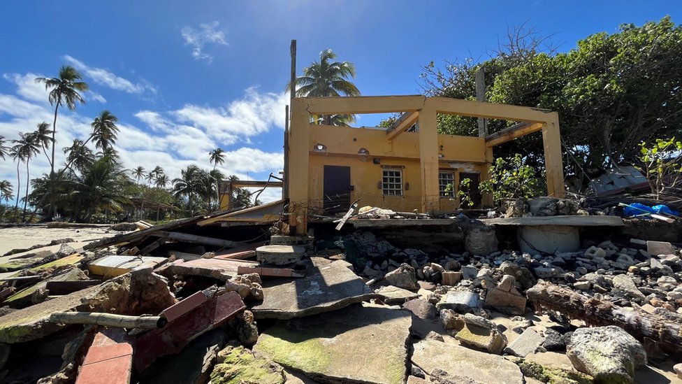 Casa abandonada detrás de la vivienda de Janet, en Villa Cristiana, Loíza, Puerto Rico. (RONALD ÁVILA-CLAUDIO)