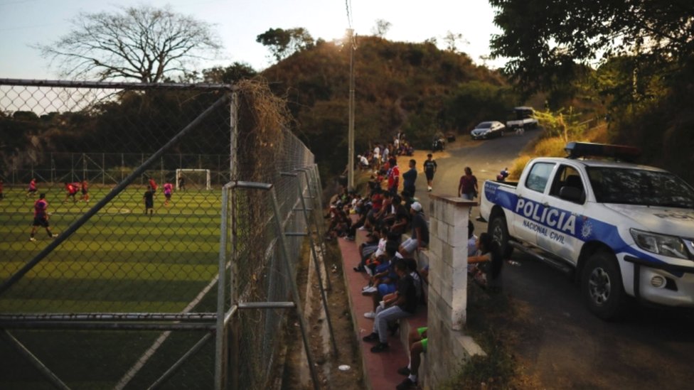 La presencia de policías y militares es ahora constante en zonas tradicionalmente consideradas como feudos de las pandillas salvadoreñas, como la colonia La Campanera.

Reuters