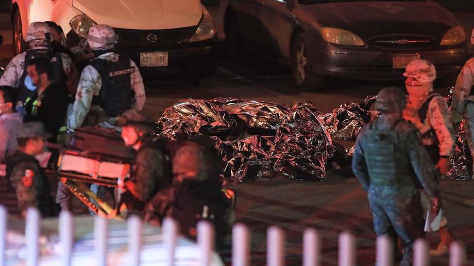 Al menos 39 migrantes, 16 de ellos guatemaltecos, perdieron la vida en un incendio en un centro de detención en la fronteriza Ciudad Juárez, México. (Foto Prensa Libre: EFE)