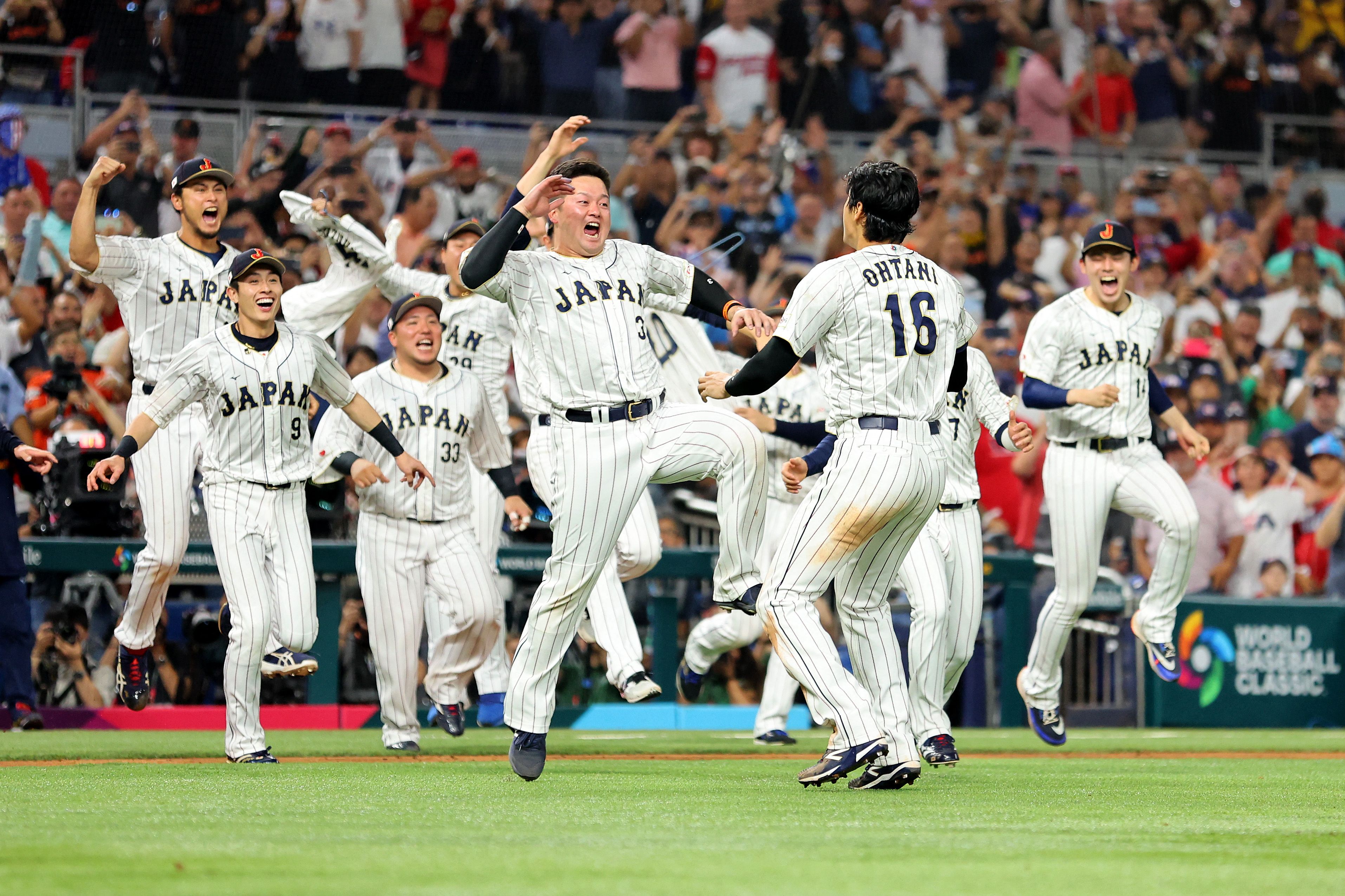 Shugo Maki #3 y Shohei Ohtani #16 del Equipo de Japón celebran después de derrotar al Equipo de EE. UU. durante el Campeonato Mundial de Béisbol Clásico en el parque LoanDepot el 21 de marzo de 2023 en Miami, Florida. Foto Prensa Libre (AFP)