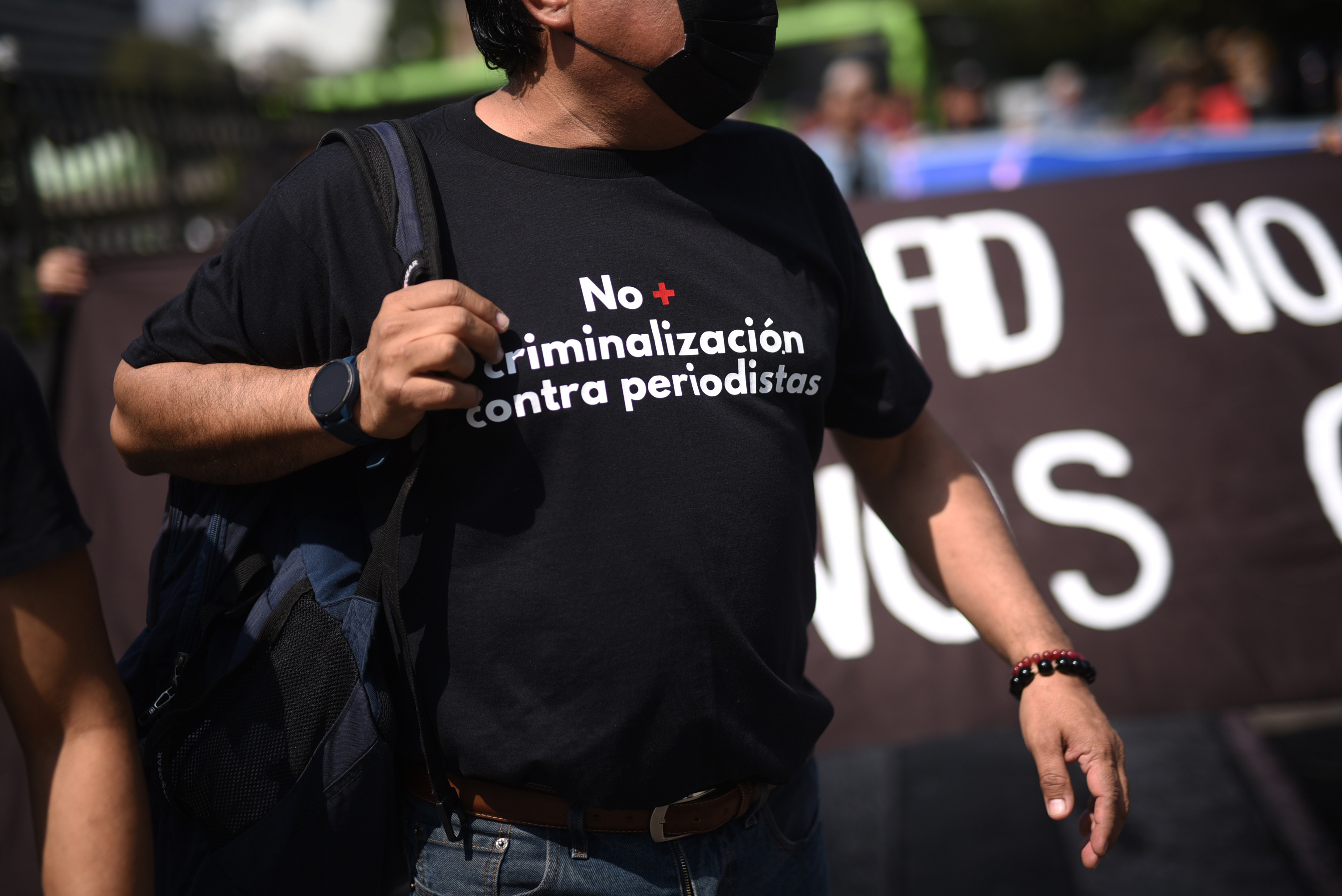 Decenas de periodistas protestan frente a la Corte Suprema de Justicia, el 3 de marzo de 2022 en Ciudad de Guatemala en rechazo a las acciones del Ministerio Público y el Organismo Judicial de criminalizar e investigar a nueve periodistas del diario elPeriódico en un segundo proceso que se lleva en contra del periodista José Rubén Zamora. (Foto Prensa Libre: EFE)