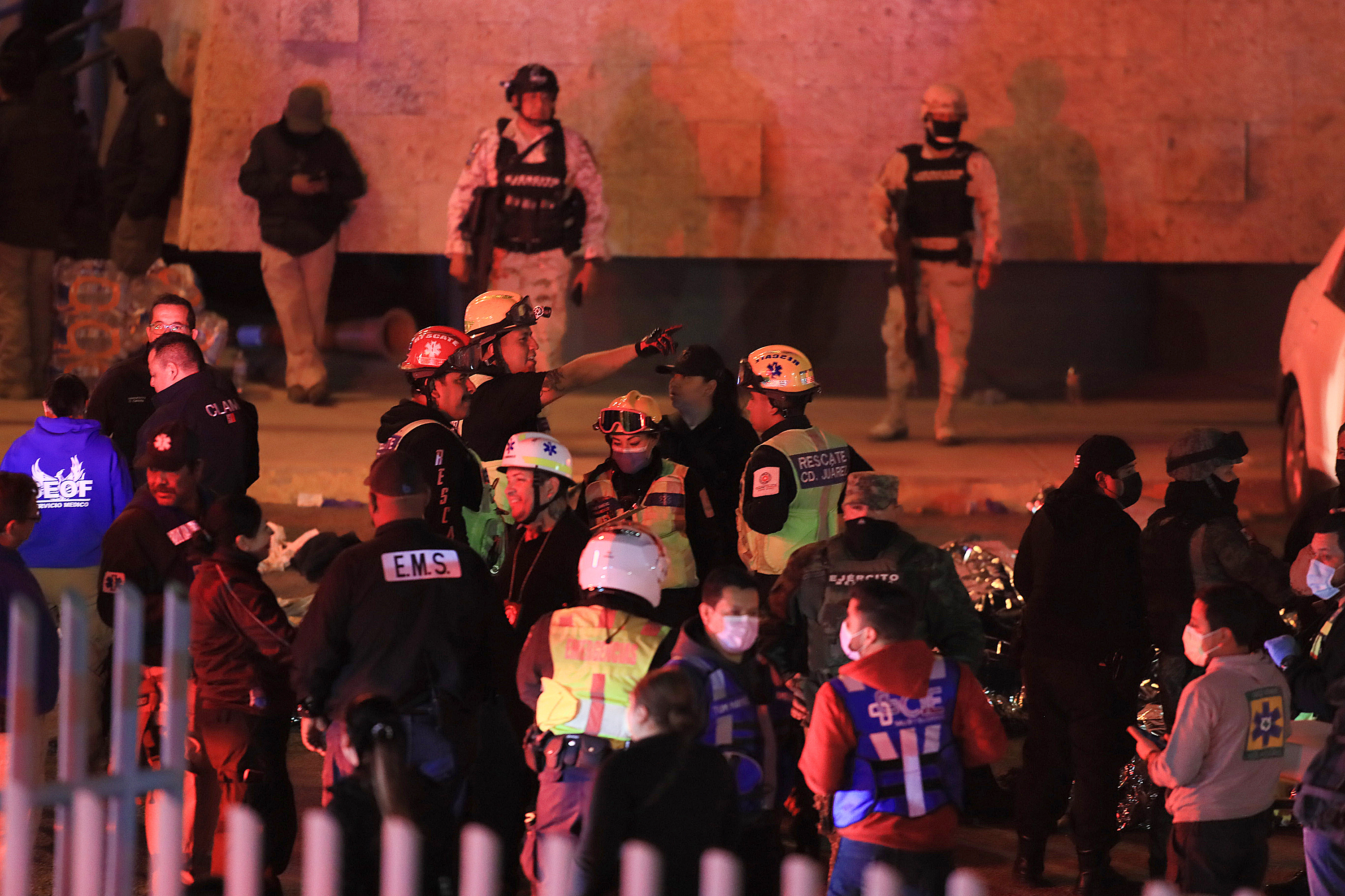  Personal de rescate acuden al auxilio durante un incendio en las instalaciones del Instituto Nacional de Migración (INM), donde fallecieron migrantes la noche del 27 de marzo de 2023, en Ciudad Juárez, Chihuahua, México. (Foto Prensa Libre: EFE)