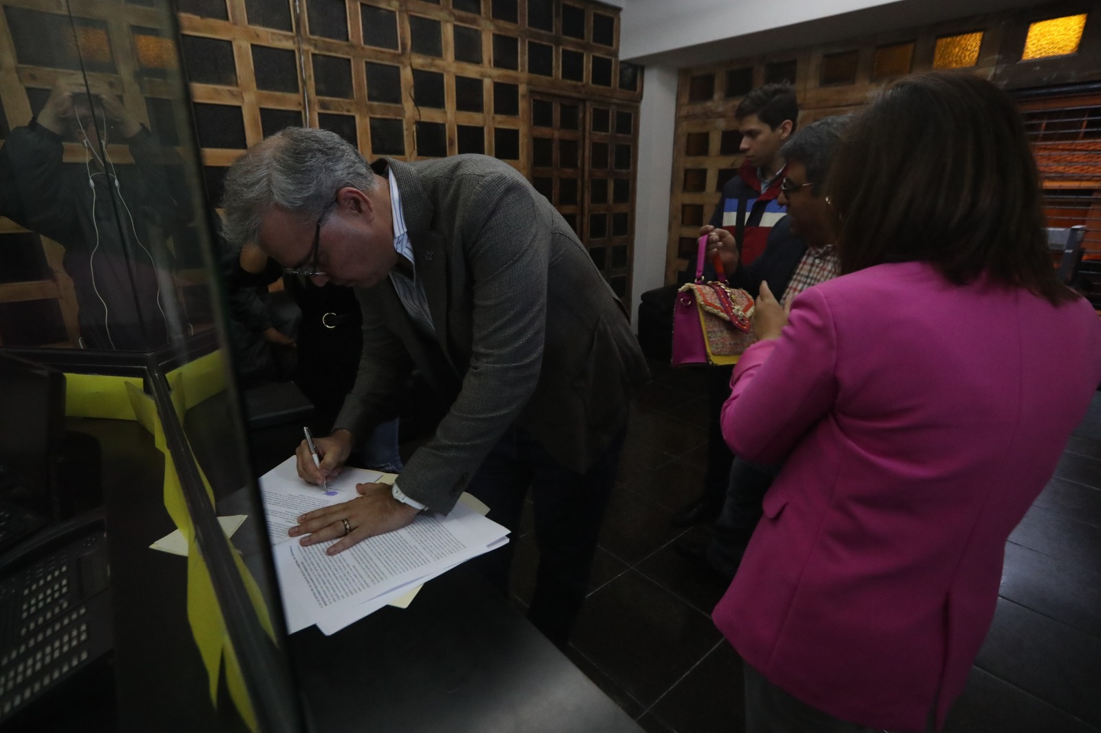 Manuel Archila, secretario general del partido Cabal, presenta en la Corte de Constitucionalidad, una solicitud de inhibición contra el magistrado Roberto Molina Barreto y el magistrado suplente Luis Rosales. (Foto Prensa Libre: Roberto López)