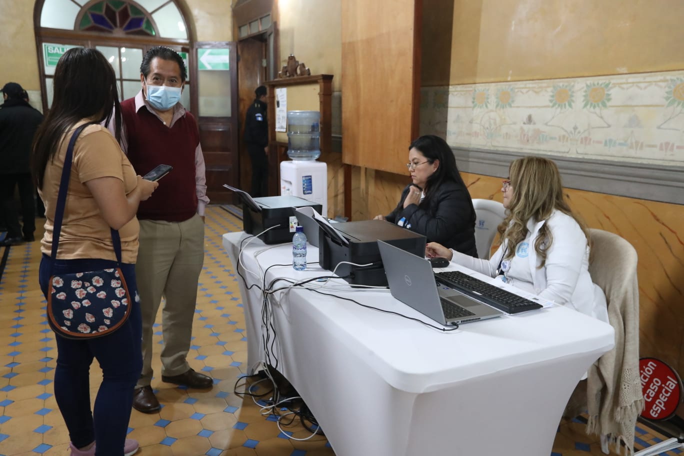 Hombres y mujeres llegaron a la sede el Tribunal Supremo Electoral en la capital para empadronarse el 25 de marzo. (Foto Prensa Libre: María José Bonilla)