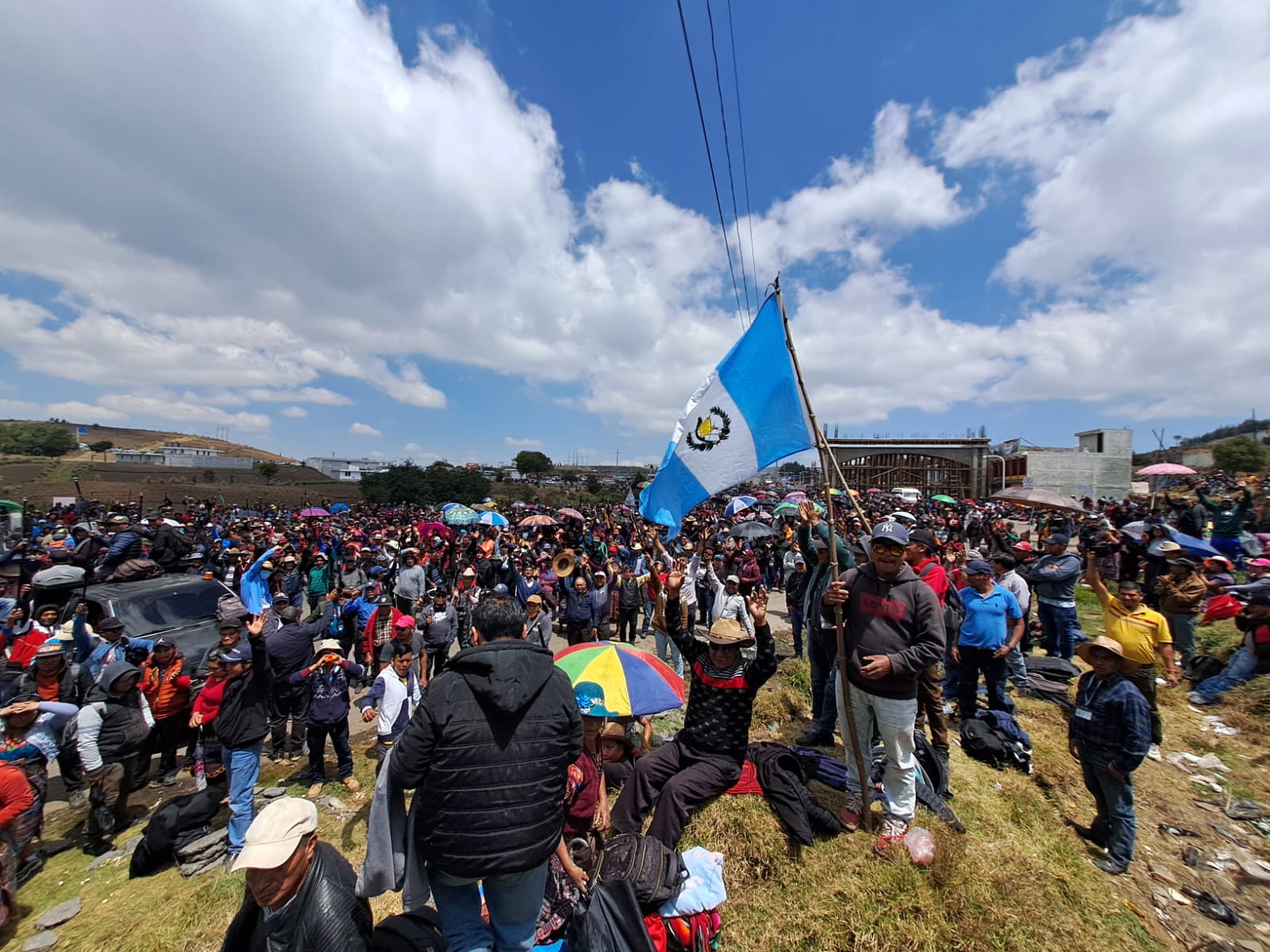 Decenas de campesinos bloquearon carreteras durante dos días para presionar al Gobierno para que derogue un acuerdo que busca regularizar el comercio informal. (Foto Prensa Libre: Mynor Toc) 