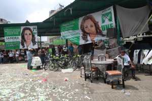 Durante un evento de la UNE se llevaría a cabo una rifa, pero ante la presencia de la Prensa esta fue suspendida. (Foto Prensa Libre: Élmer Vargas)