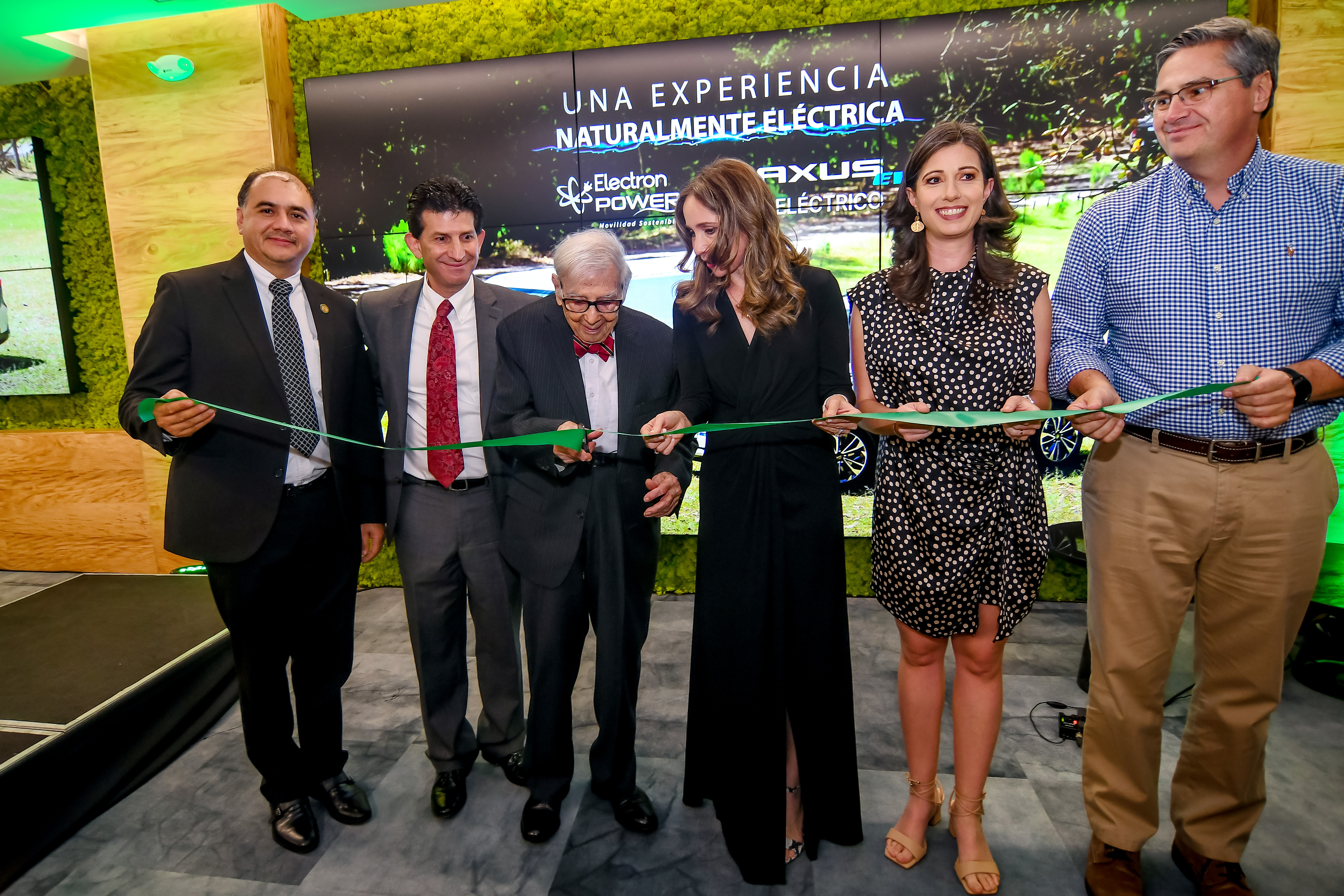 Impulsores de la movilidad eléctrica y representantes de Electron Power hicieron el corte de cinta simbólico de la inauguración de la nueva sala de ventas. Foto Prensa Libre: Sergio Muñoz