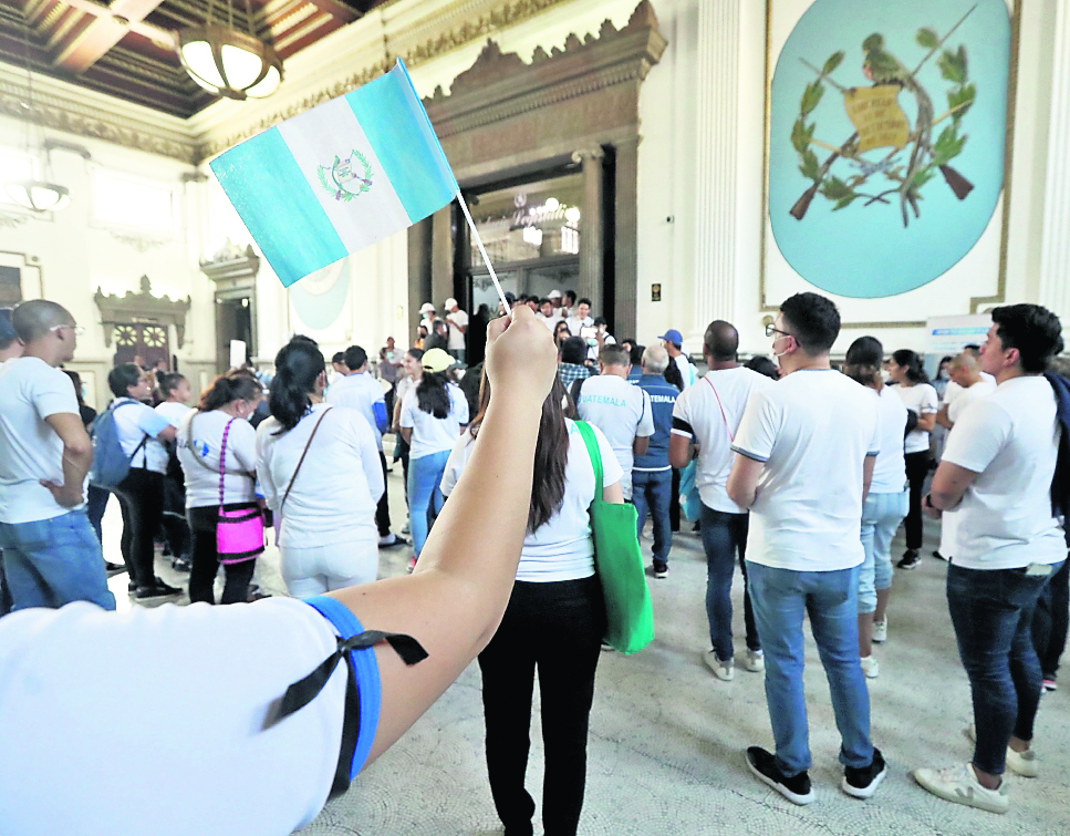 Imagen de deportistas guatemaltecos manifestando frente al Organismo Legislativo por la suspensión del Comité Olímpico Internacional (COI). (Foto Prensa Libre: Hemeroteca PL)