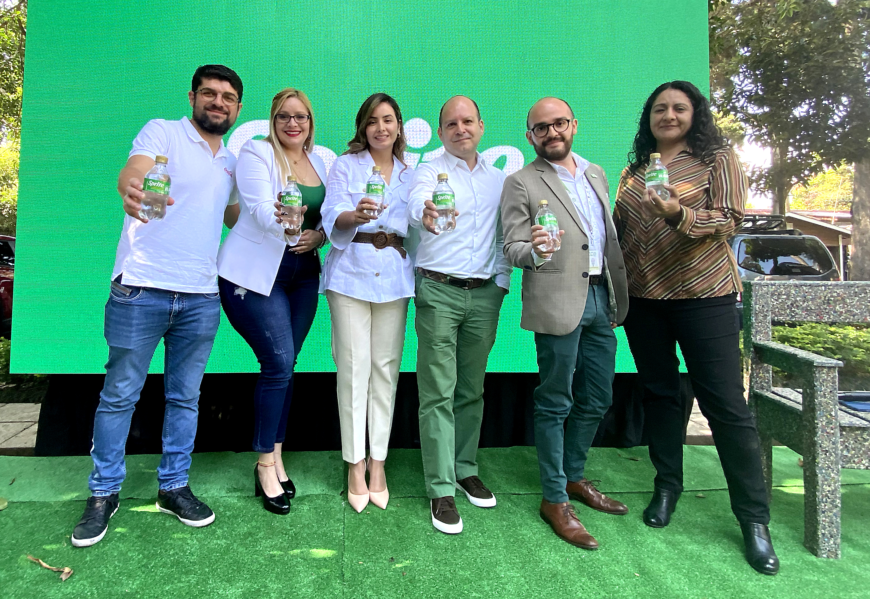 Los representantes de la marca presentaron la nueva Sprite con envase transparente. Foto Prensa Libre: Cortesía