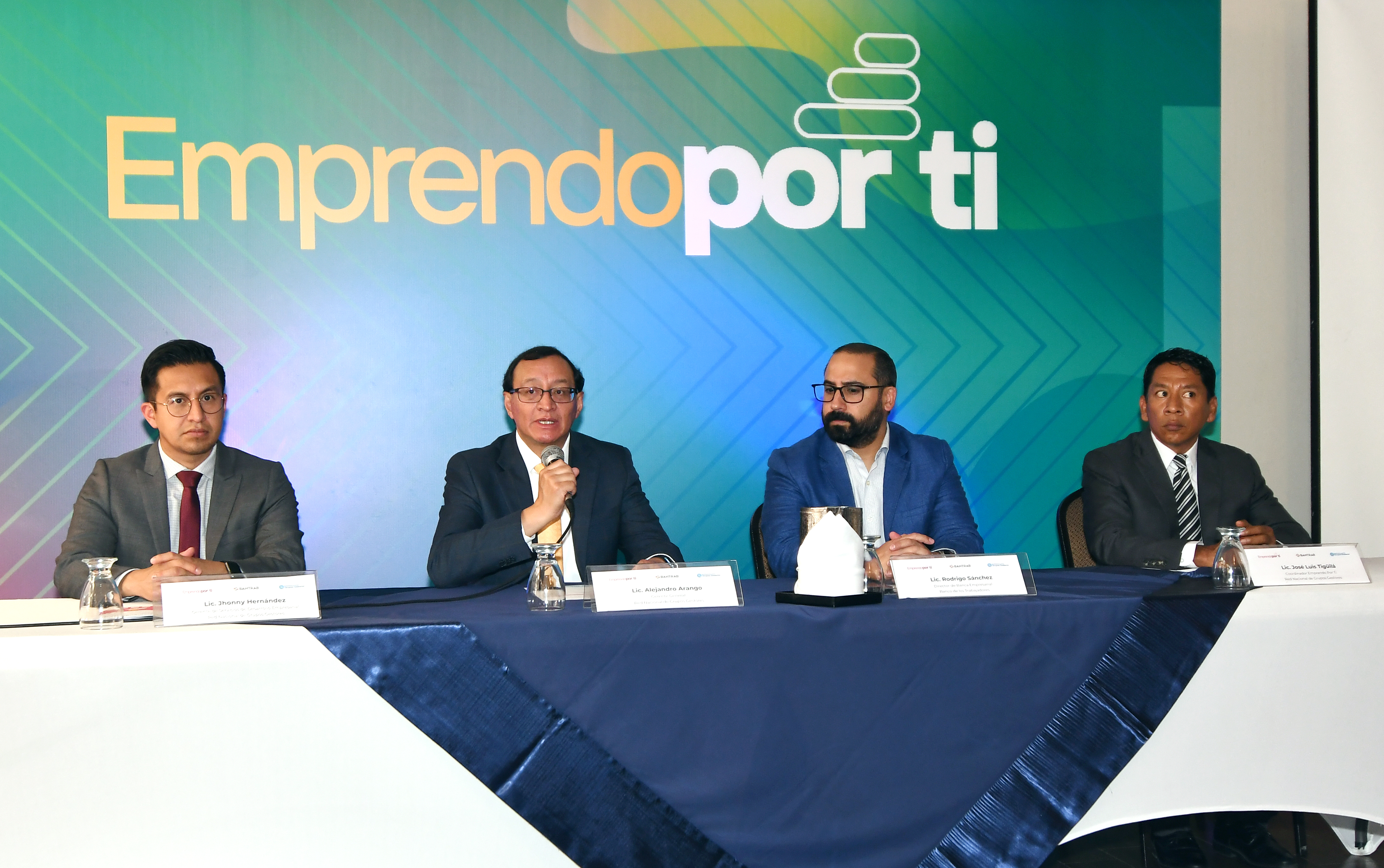 Jhonny Hernández, gerente de servicios de Desarrollo Empresarial; Alejandro Arango, gerente general de la Red Nacional de Grupos Gestores; Rodrigo Sánchez, director de Banca Empresarial de Bantrab; y José Luis Tagüilá, Coordinador Emprendo por Ti de la Red Nacional de Grupos Gestores. Foto Prensa Libre: Sergio Muñoz