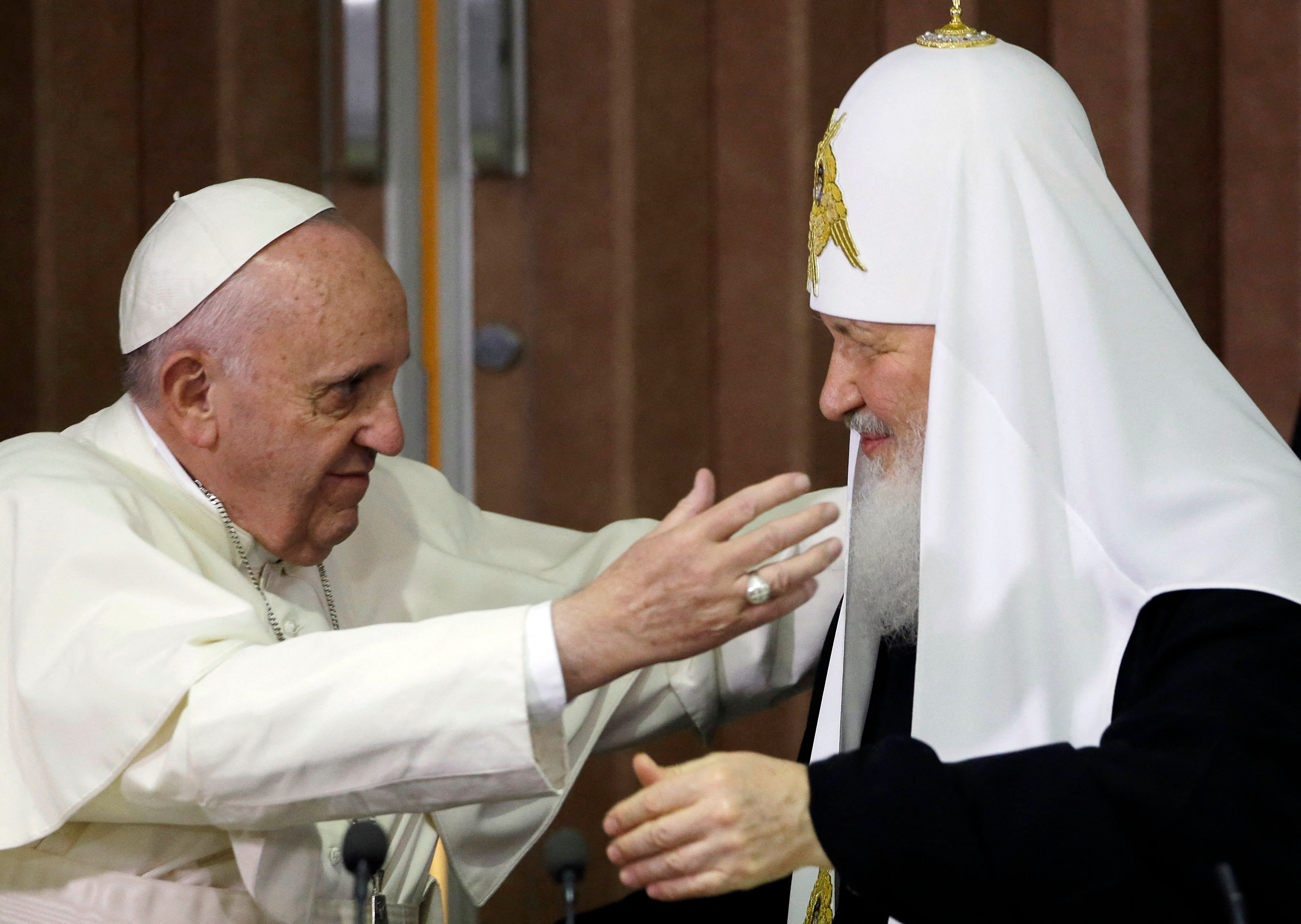 Papa Francisco (izq.), abraza al líder de la Iglesia Ortodoxa Rusa, el Patriarca Kirill (der.), durante una reunión histórica en La Habana el 12 de febrero de 2016. (Foto Prensa Libre: AFP)