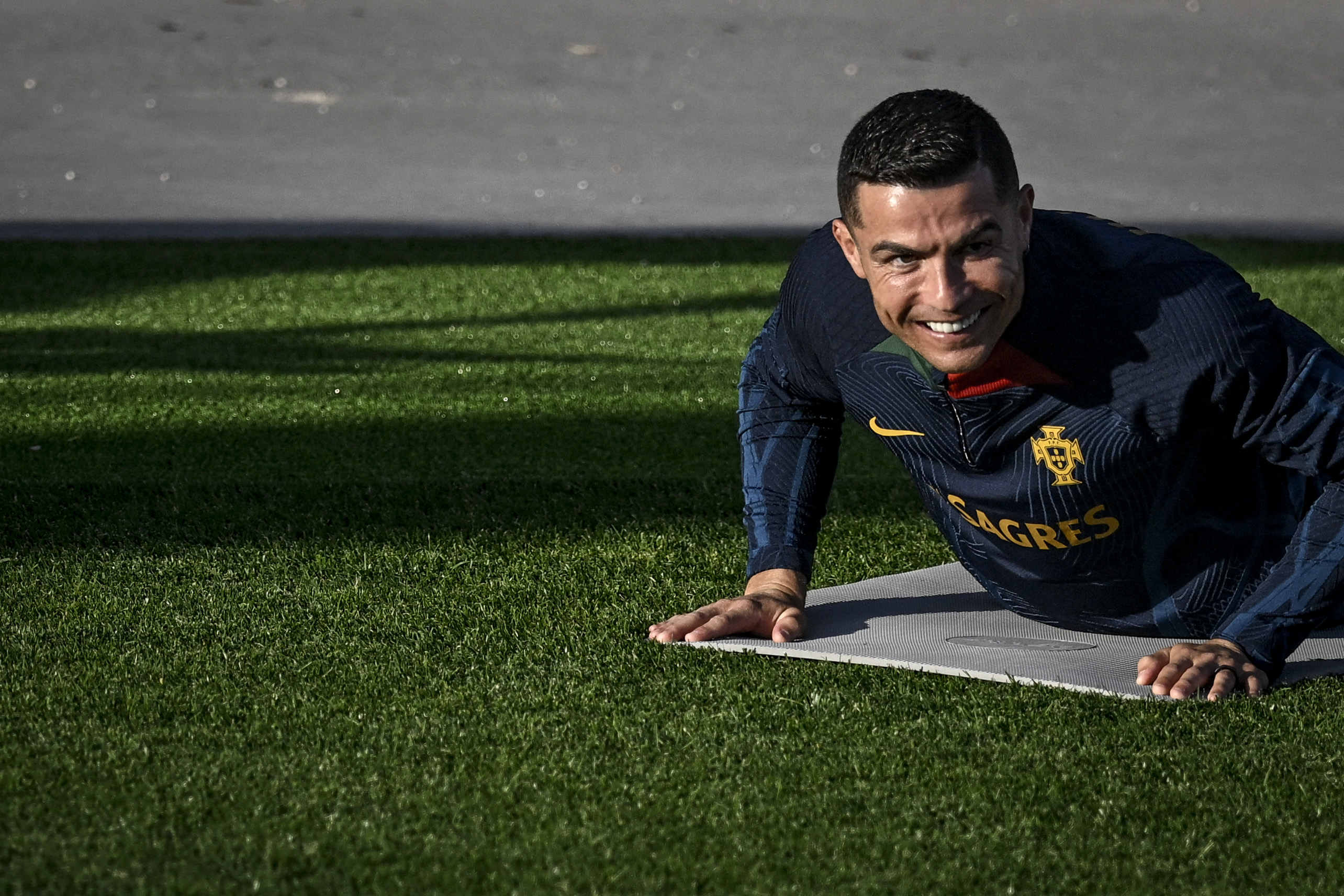 Cristiano Ronaldo durante un entrenamiento con su selección. Foto Prensa Libre (AFP)