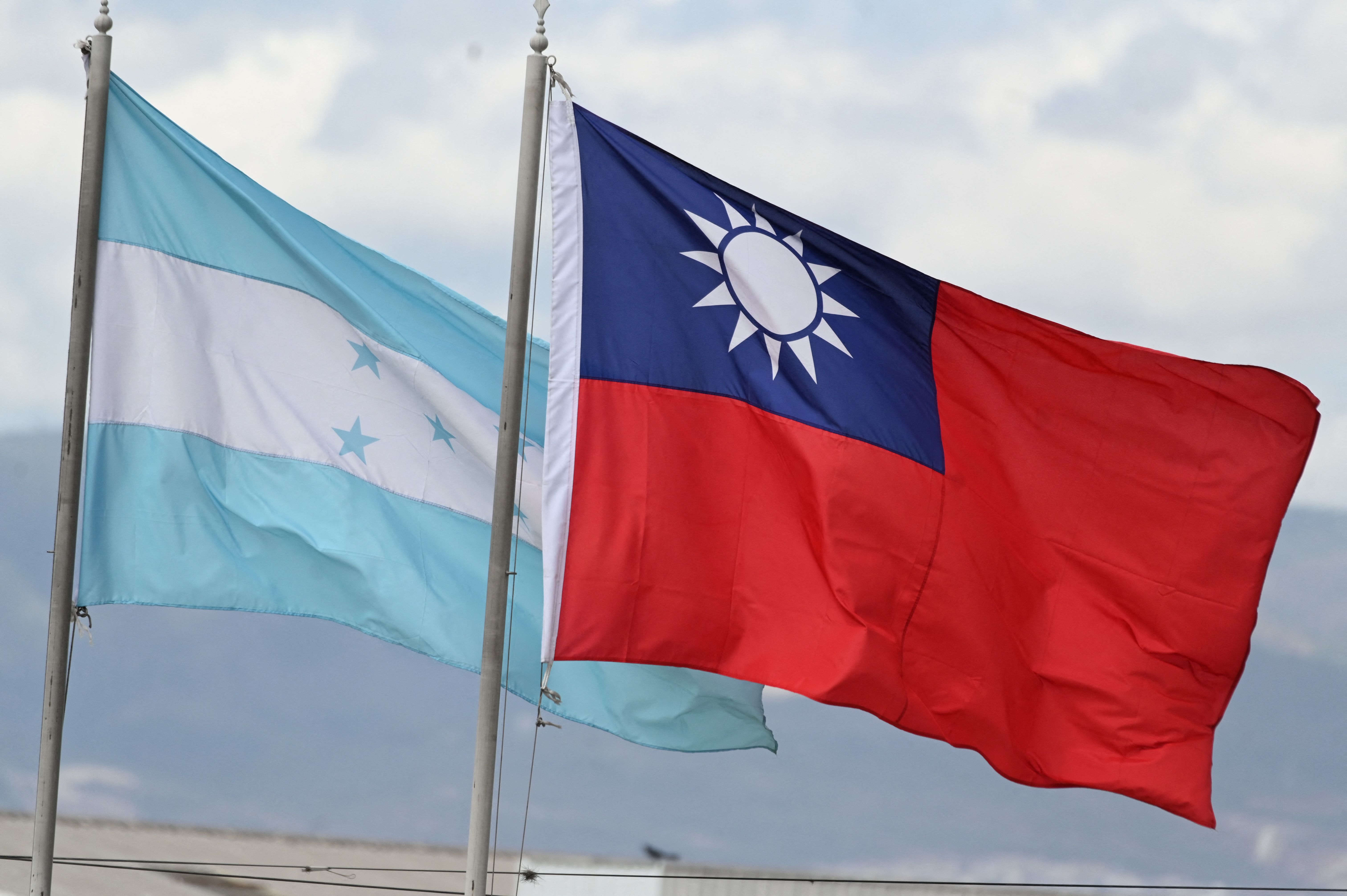 Las banderas de Honduras y Taiwán en una plaza en Tegucigalpa. (Foto Prensa Libre: AFP)