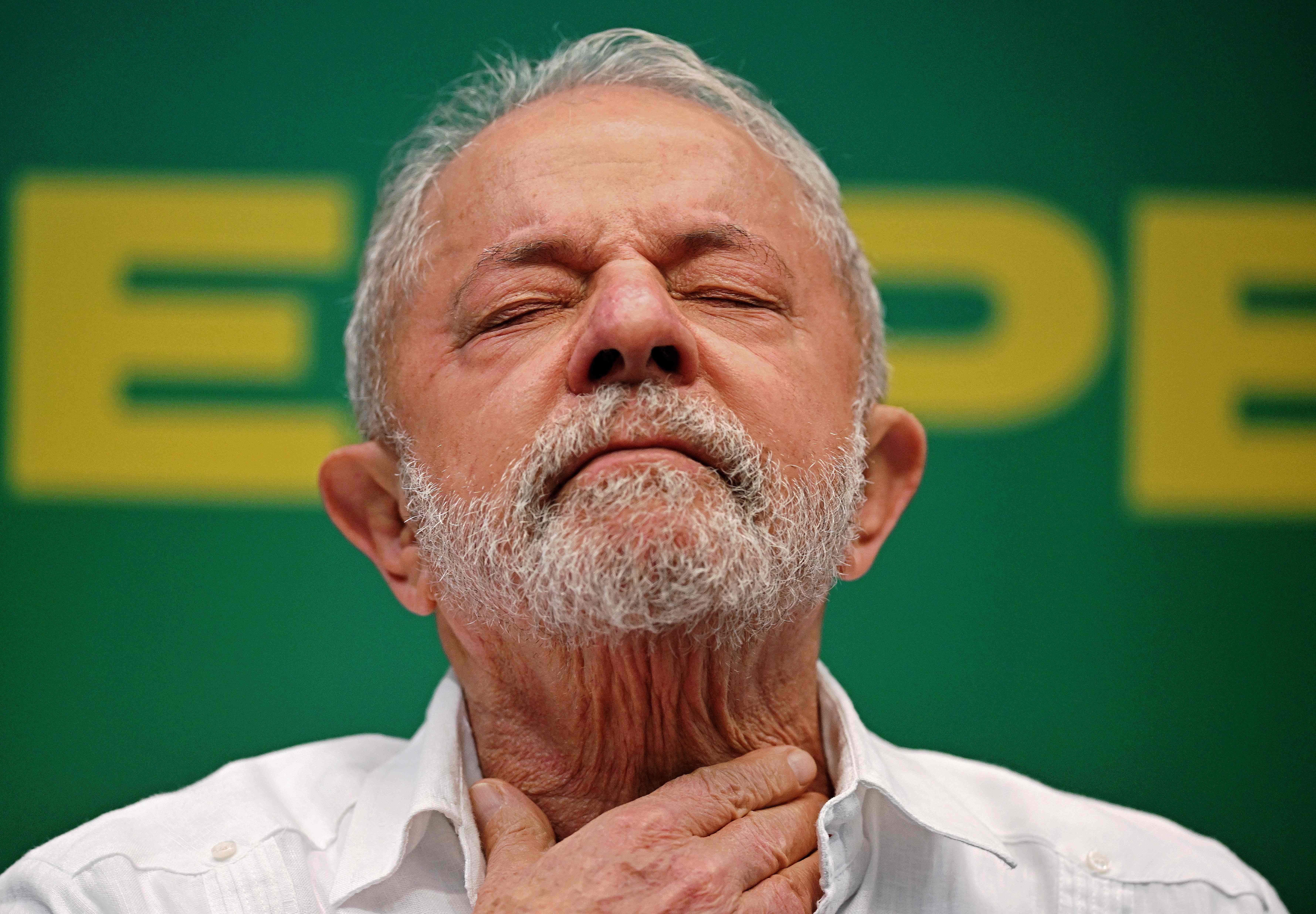 (FILES) In this file photo taken on September 30, 2022, Brazilian presidential candidate for the leftist workers party (PT) and former President (2003-2010), Luiz Inacio Lula da Silva, gestures during a press conference in Rio de Janeiro, Brazil. - Brazil's leftist leader Luiz Inacio Lula da Silva, who was due to head to China for key talks with President Xi Jinping, has indefinitely postponed his trip to recover from pneumonia, the government said on March 25, 2023. (Photo by Carl DE SOUZA / AFP)