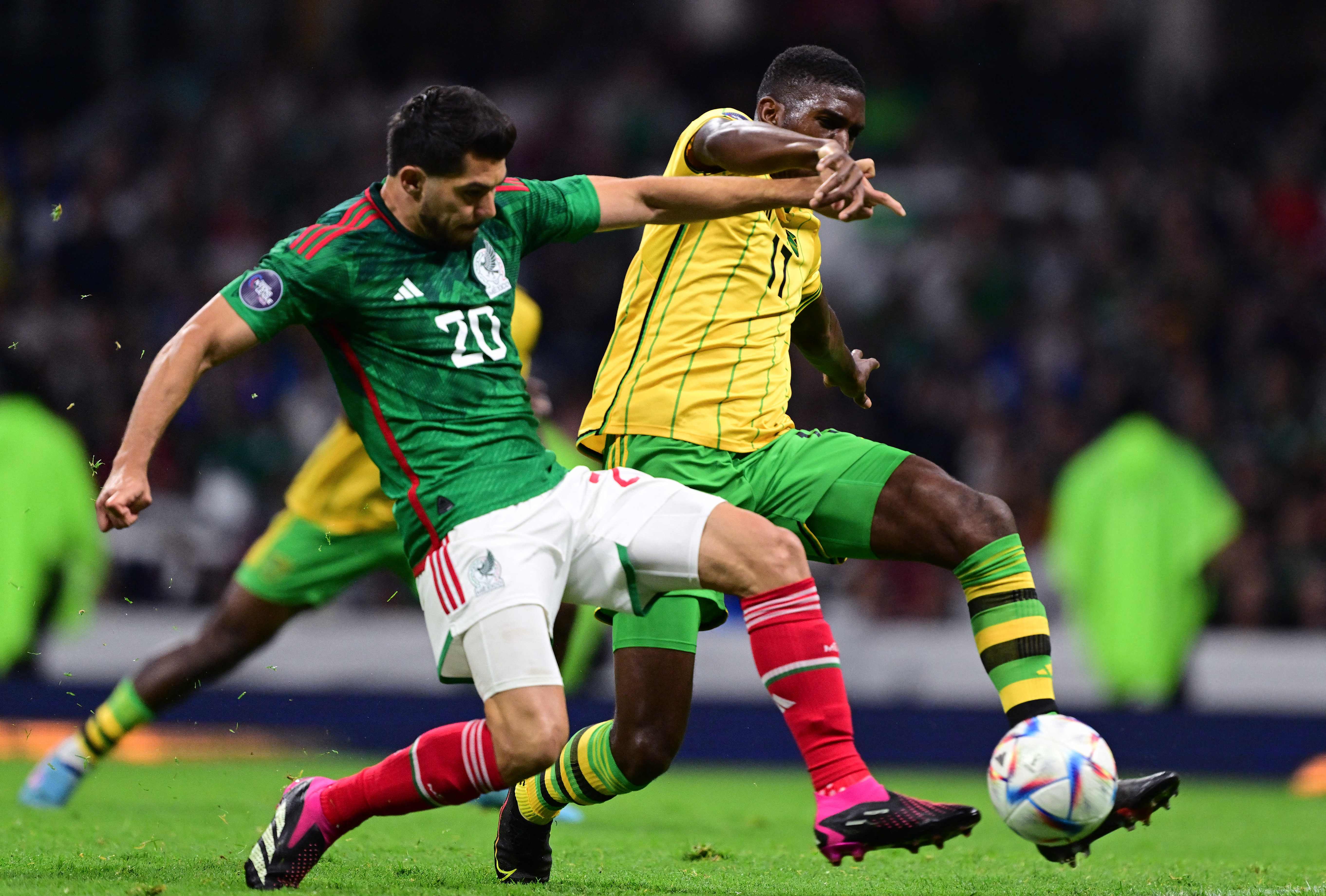 El delantero mexicano Henry Martin (l) y el delantero jamaiquino Shamar Nicholson luchan por el balón durante el partido de fútbol de la Liga de Naciones Concacaf entre México y Jamaica en el Estadio Azteca de la Ciudad de México, el 26 de marzo de 2023. Foto Prensa Libre (AFP)