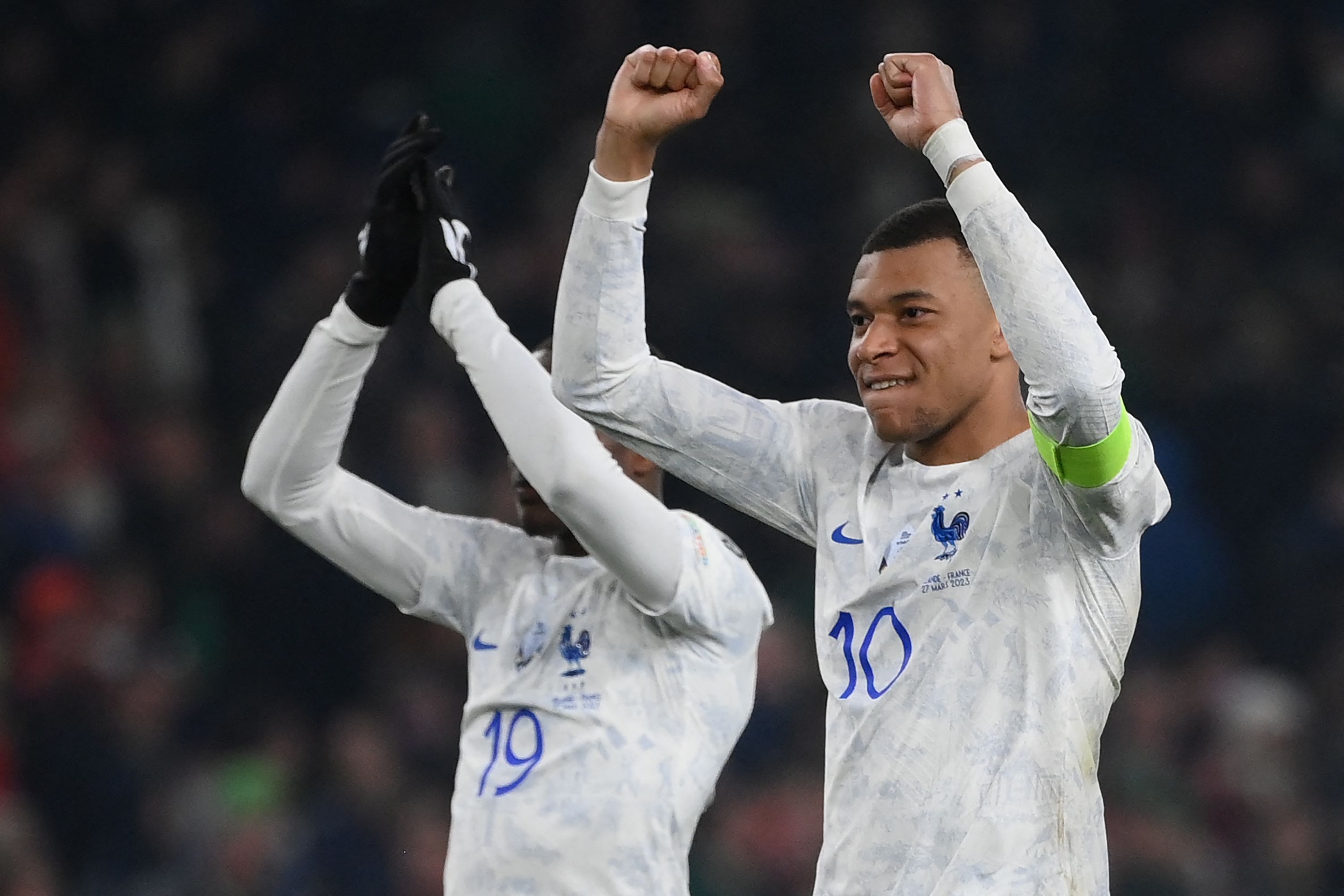 El delantero de Francia Kylian Mbappe (R) y el delantero de Francia Moussa Diaby (L) aplauden a los aficionados en el campo después del partido de fútbol de clasificación del grupo B de la UEFA Euro 2024 entre la República de Irlanda y Francia en el Aviva Stadium de Dublín, Irlanda, el 27 de marzo de 2023. - Francia ganó el partido 1-0. Foto Prensa Libre (AFP)