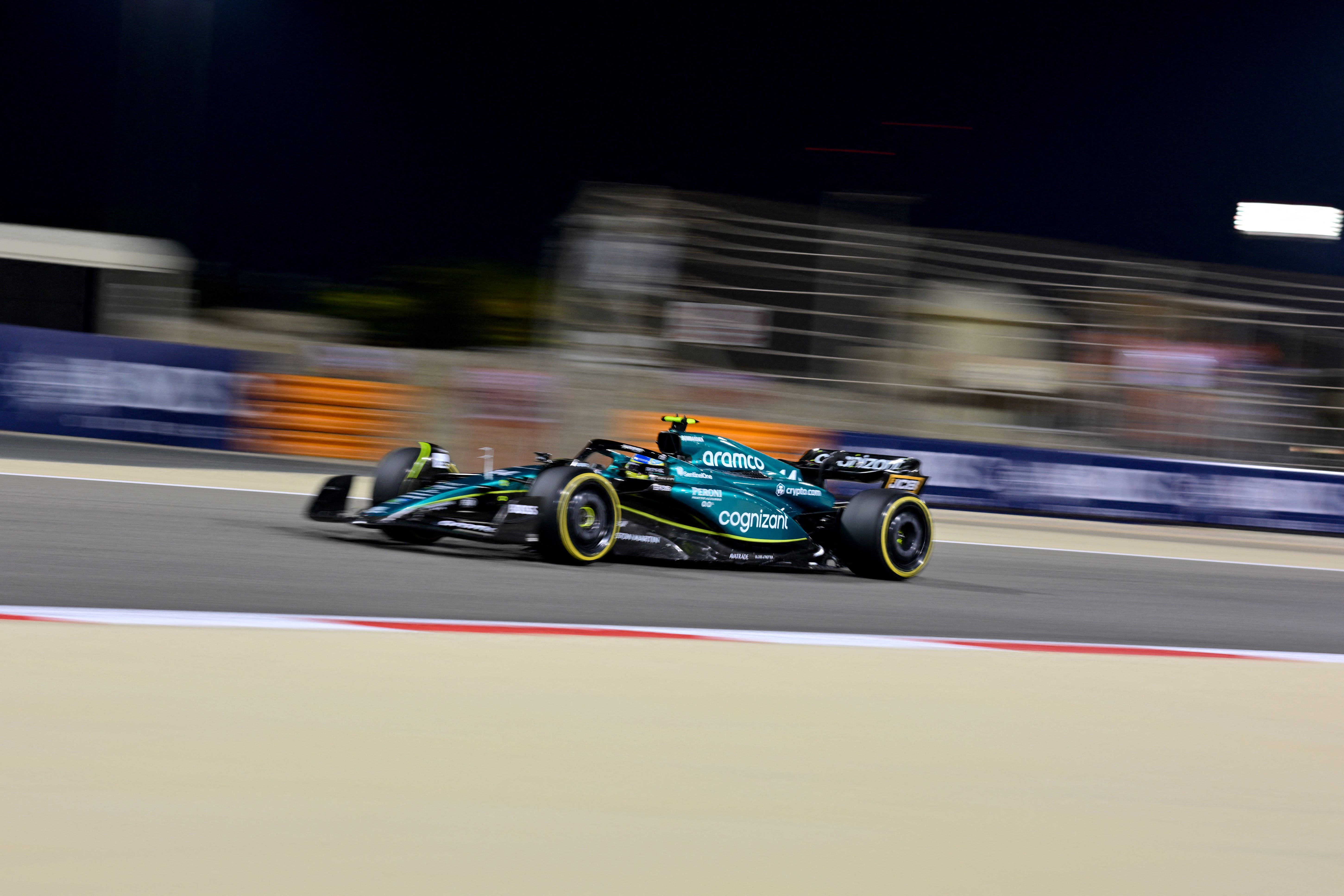 Fernando Alonso durante las prácticas de este viernes. (Foto Prensa Libre: AFP)