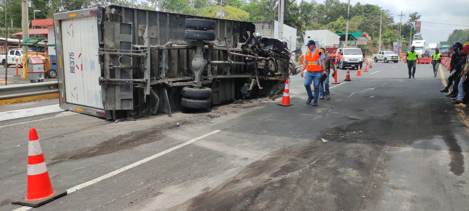 Dos accidentes de camiones se registraron este 28 de marzo en la autopista Palín – Escuintla. (Foto Prensa Libre: C. E. Paredes)