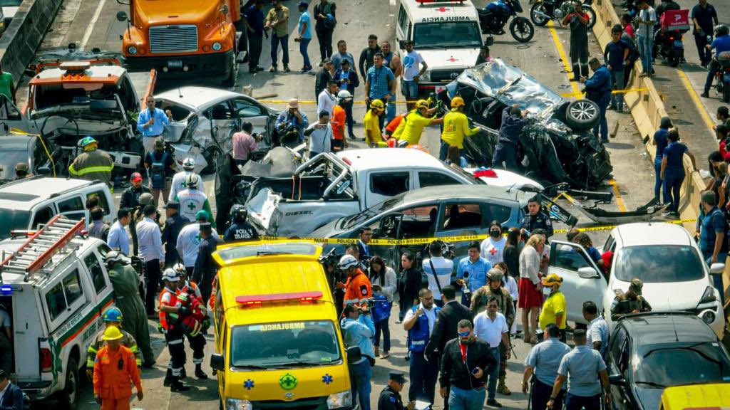 Varios vehículos quedaron destruidos en un accidente causado por un tráiler en San Salvador. (Foto Prensa Libre: Twitter Nayib Bukele)