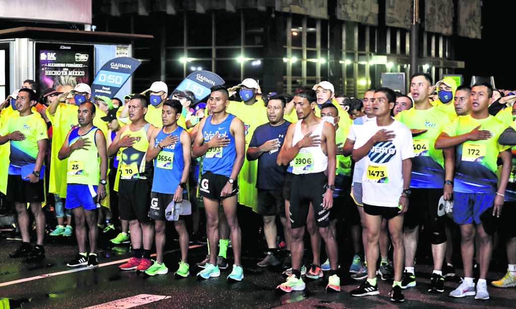 Los atletas de alto nivel antes de la salida en la edición 2022 de los 10k nocturnos de la ciudad