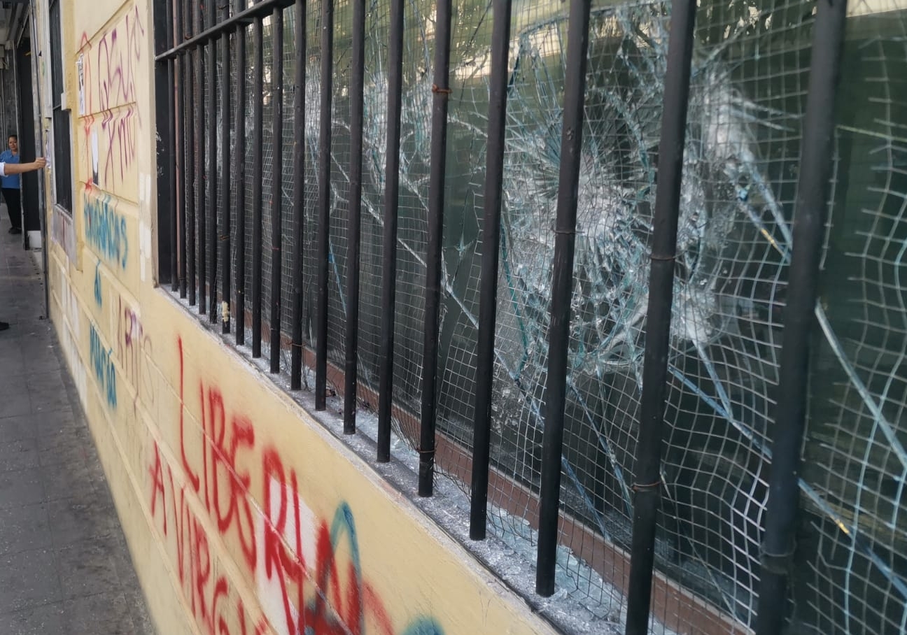 Daños en edificio durante marchas por el Día de la Mujer