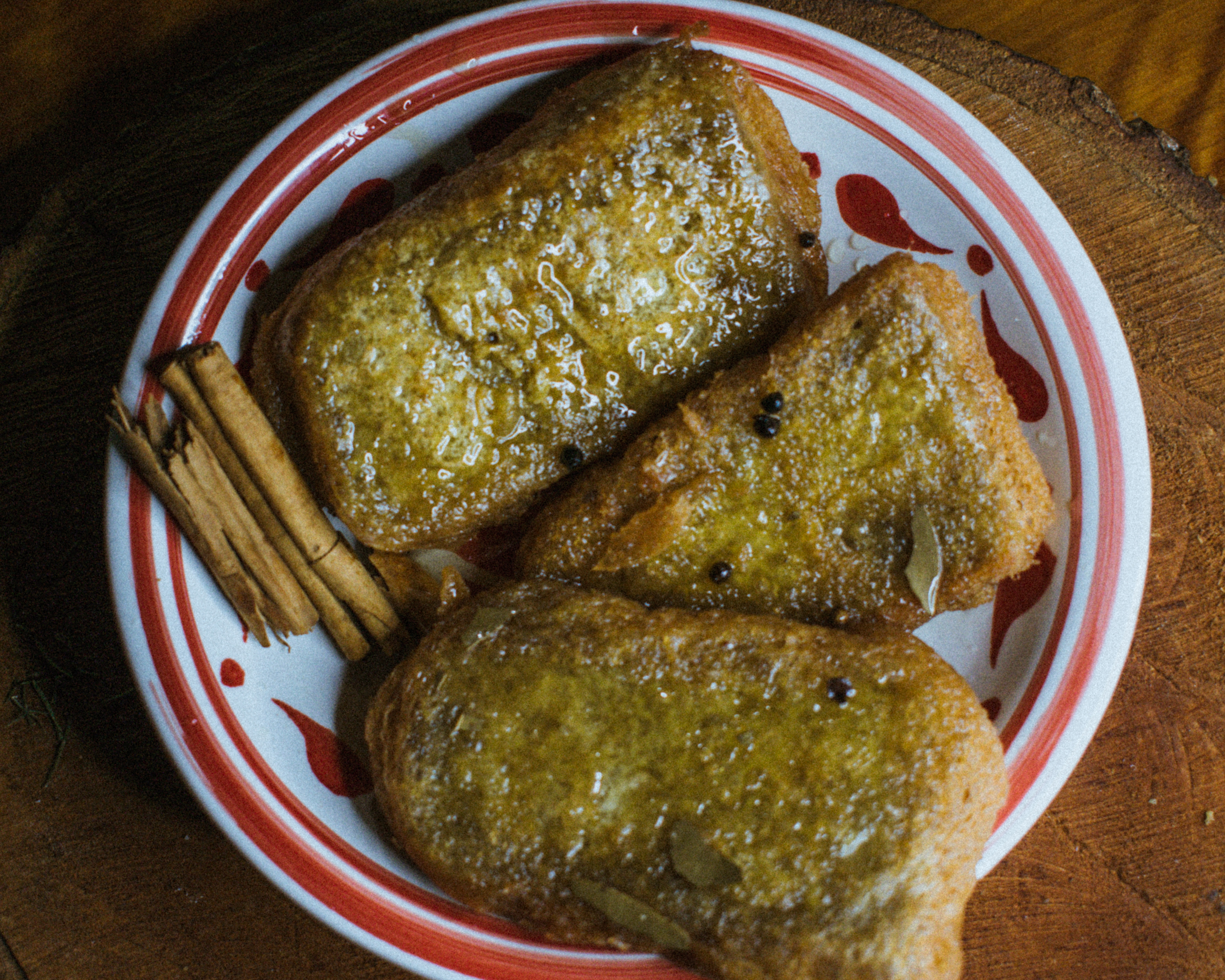 Receta de torrejas, que data del siglo XIX, preparada por el chef Pablo Pacheco Soto (Foto Prensa Libre, cortesía de Daniel Pacheco)