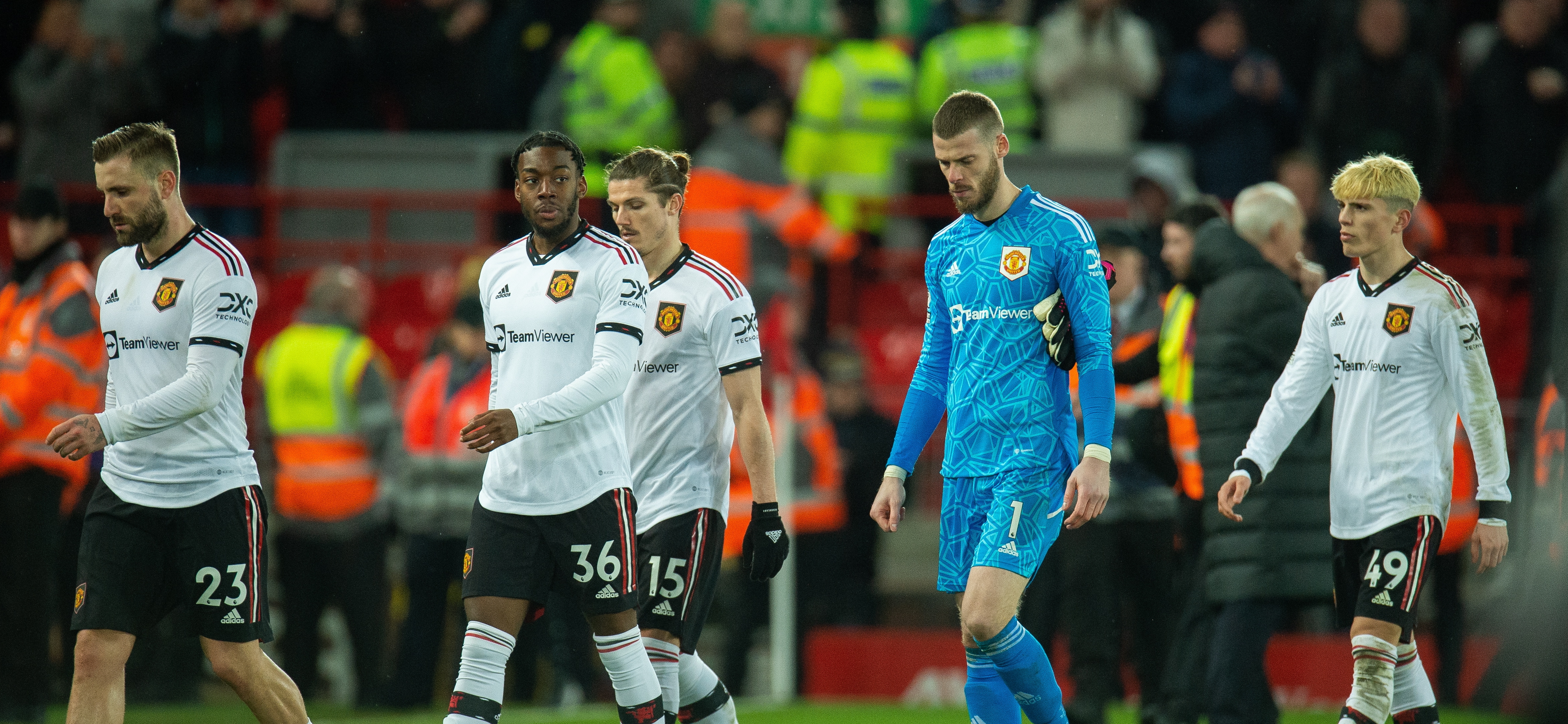 Los jugadores del United salieron devastados por la goleada recibida ante el Liverpool. (Foto Prensa Libre: EFE)