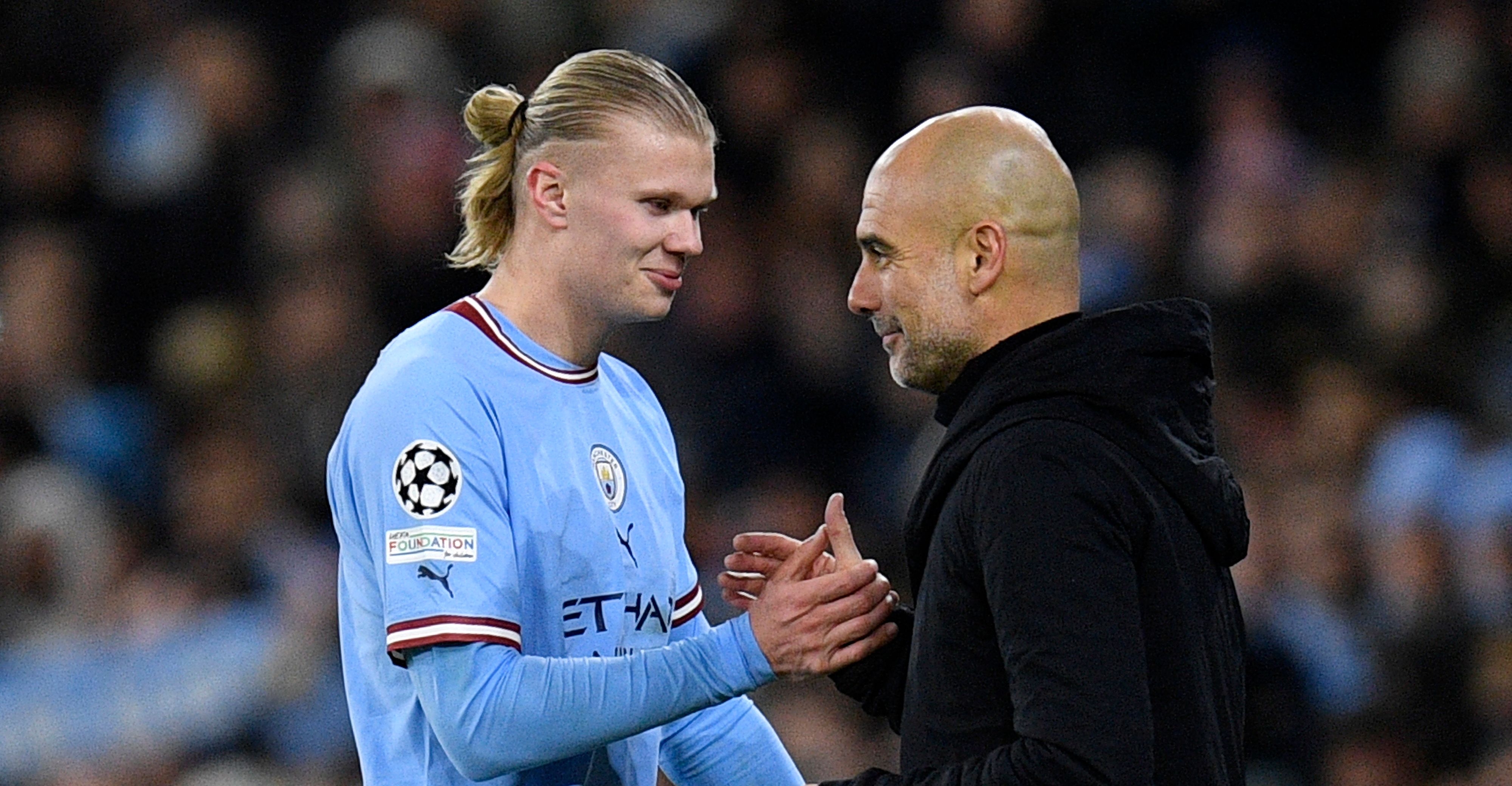 Erling Haaland y su saludo a Pep Guardiola tras ser sustituido. (Foto Prensa Libre: AFP)