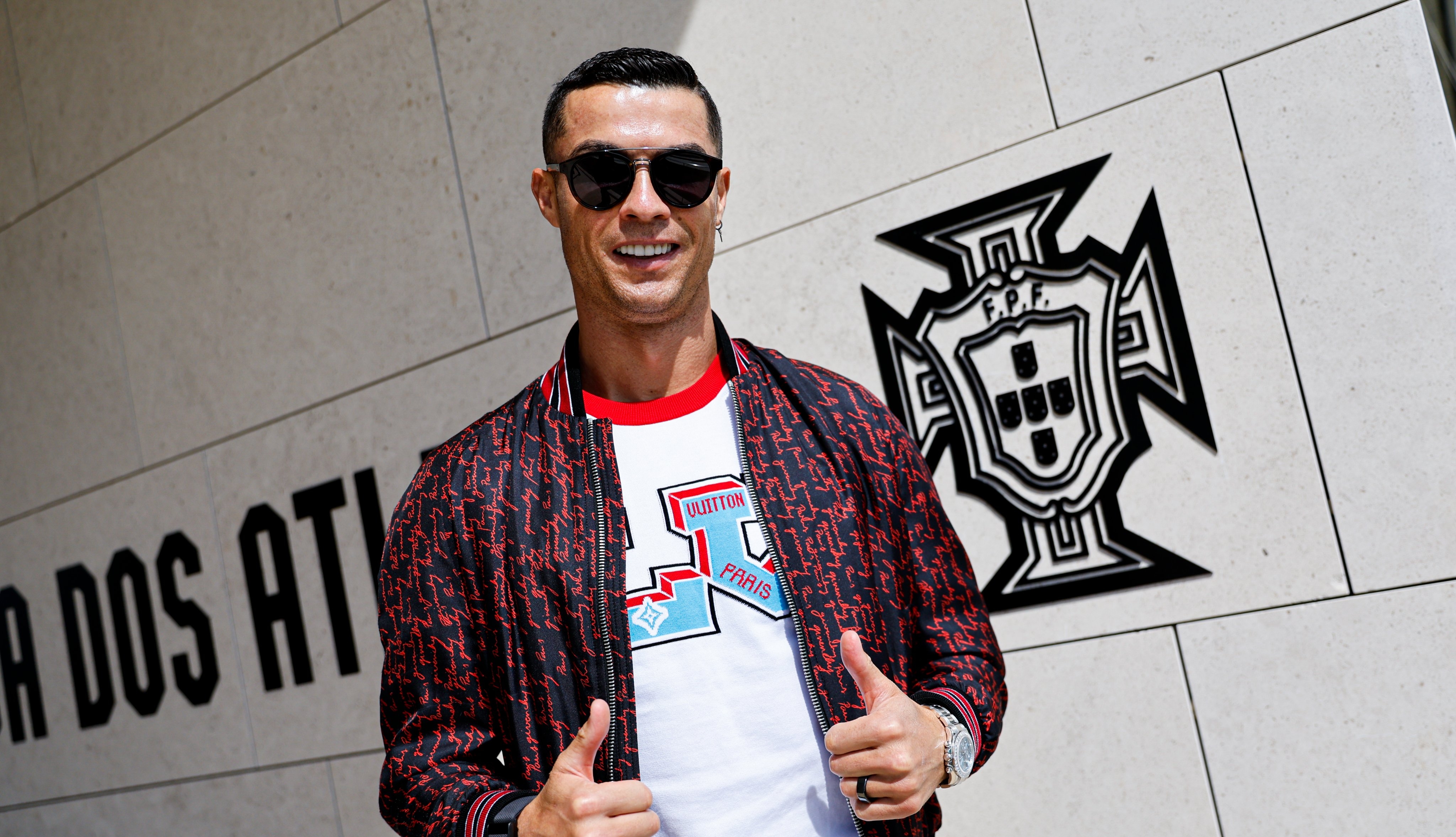 Ronaldo a su llegada al entrenamiento del seleccionado portugués. (Foto Prensa Libre: @selecaoportugal)