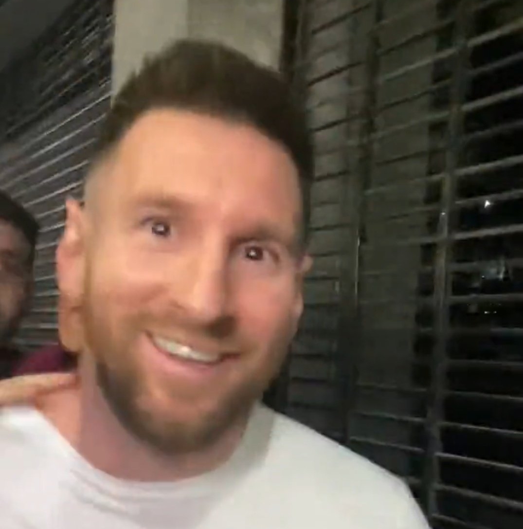 Lionel Messi recibió el cariño de cientos de aficionaos de la Albiceleste. Foto Captura de Pantalla (@porquetendencia)