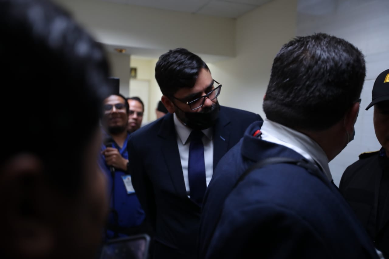 Gerardo Hernández, exviceministro de Hospitales del Ministerio de Salud, en la Torre de Tribunales, en donde se entregó señalado de un desfalco millonario en el Hospital Nacional de Chimaltenango. (Foto Prensa Libre: Carlos Hernández Ovalle)