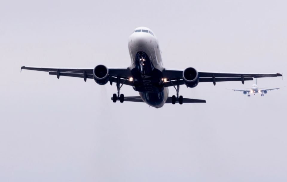 Hombre detenido por agredir a una auxiliar y abrir la puerta de emergencia de un avión