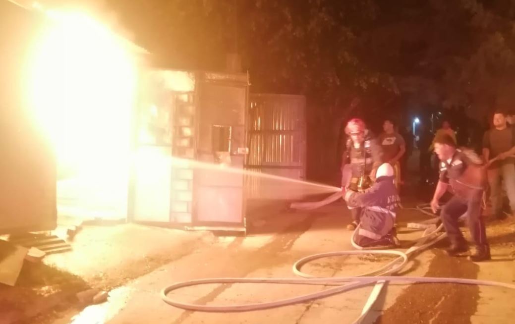 Niño de 10 años muere en incendio en una casa ubicada en el sector 3, manzana H de Residenciales Jerusalén de Ciudad Peronia, zona 8 de Villa Nueva. (Foto Prensa Libre: Bomberos Municipales Departamentales)