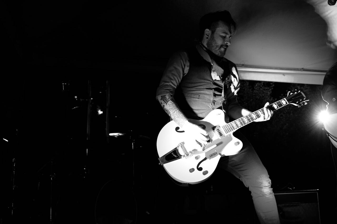 Luis Alonso tocando guitarra